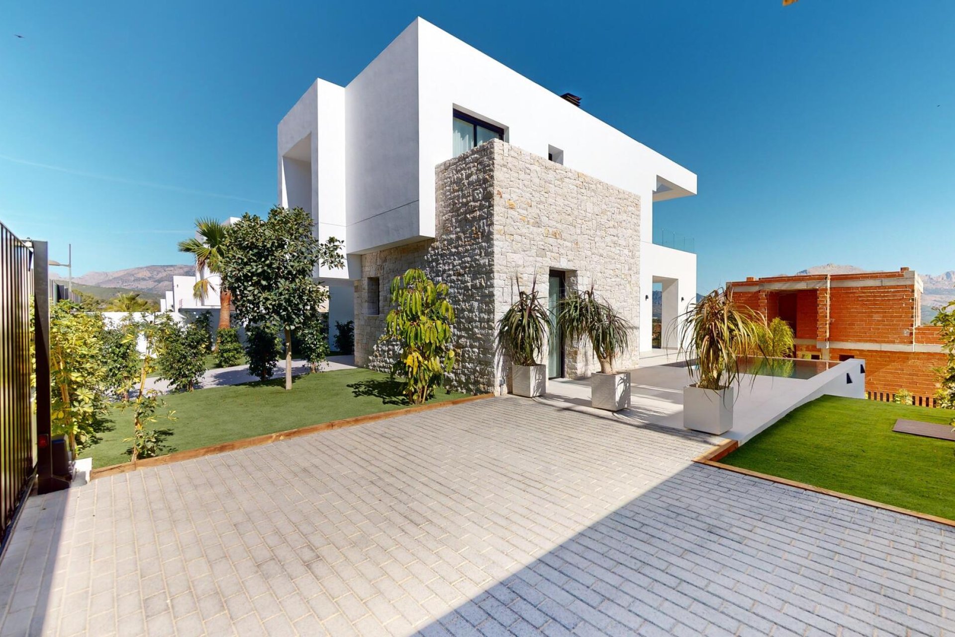 Nybyggeri - detached -
Polop