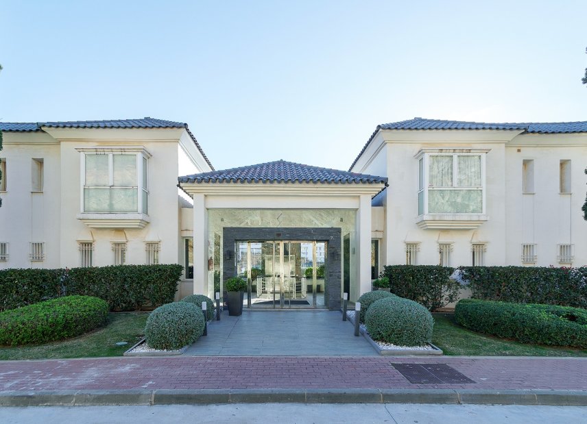 Resale - apartment -
Benahavis - La Quinta