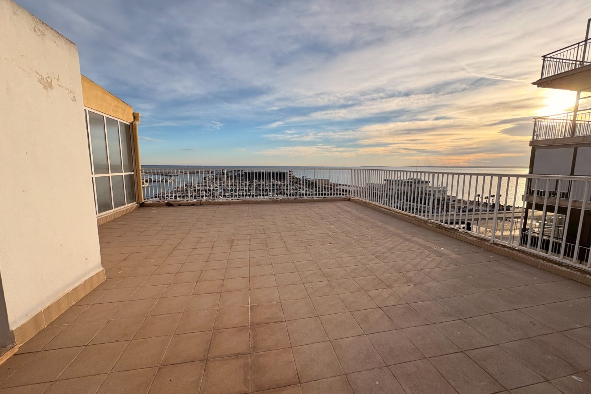 Resale - apartment -
Santa Pola - Puerto