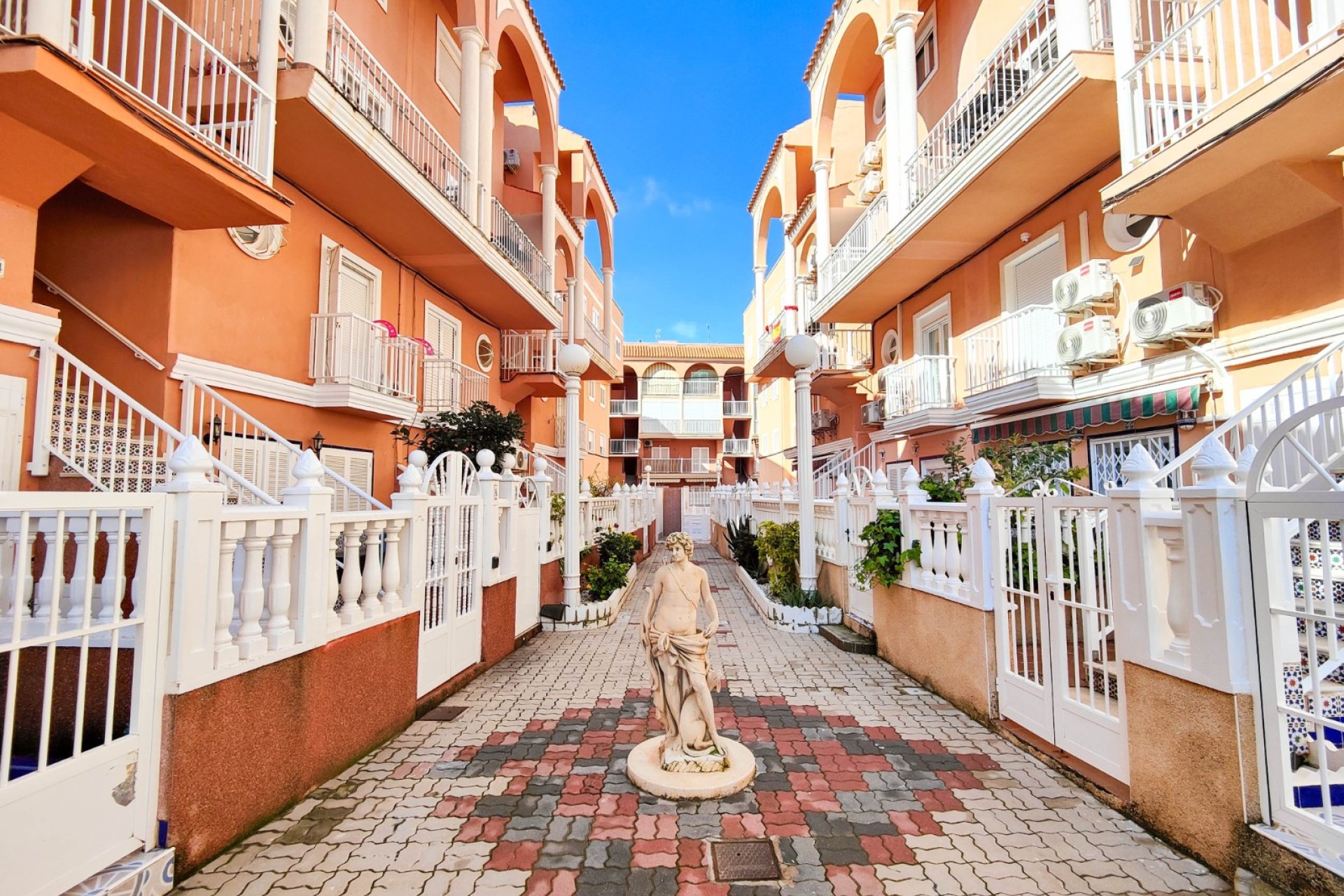 Resale - apartment -
Torrevieja - La Mata