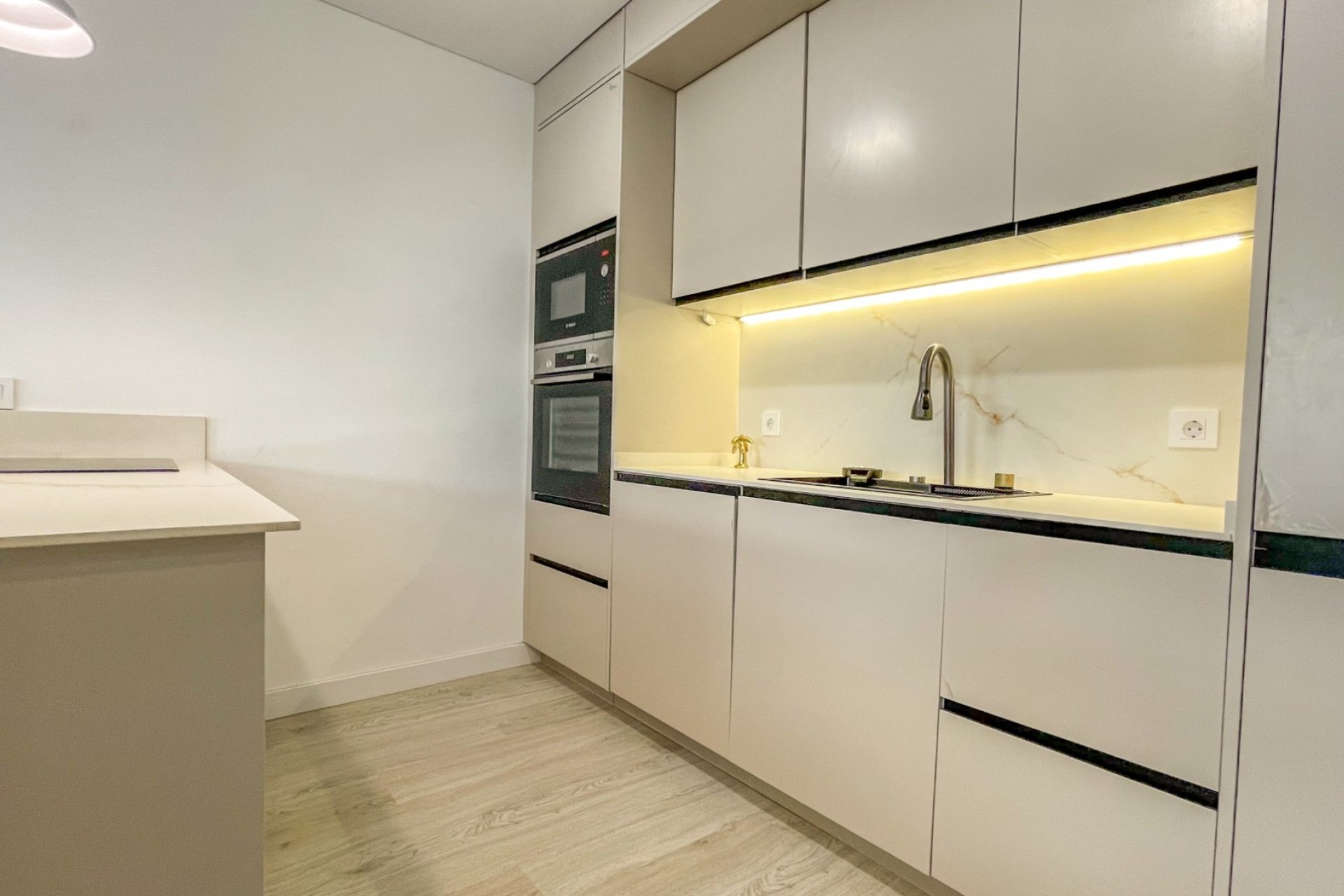 Resale - apartment -
Torrevieja - Playa Los Naufragos