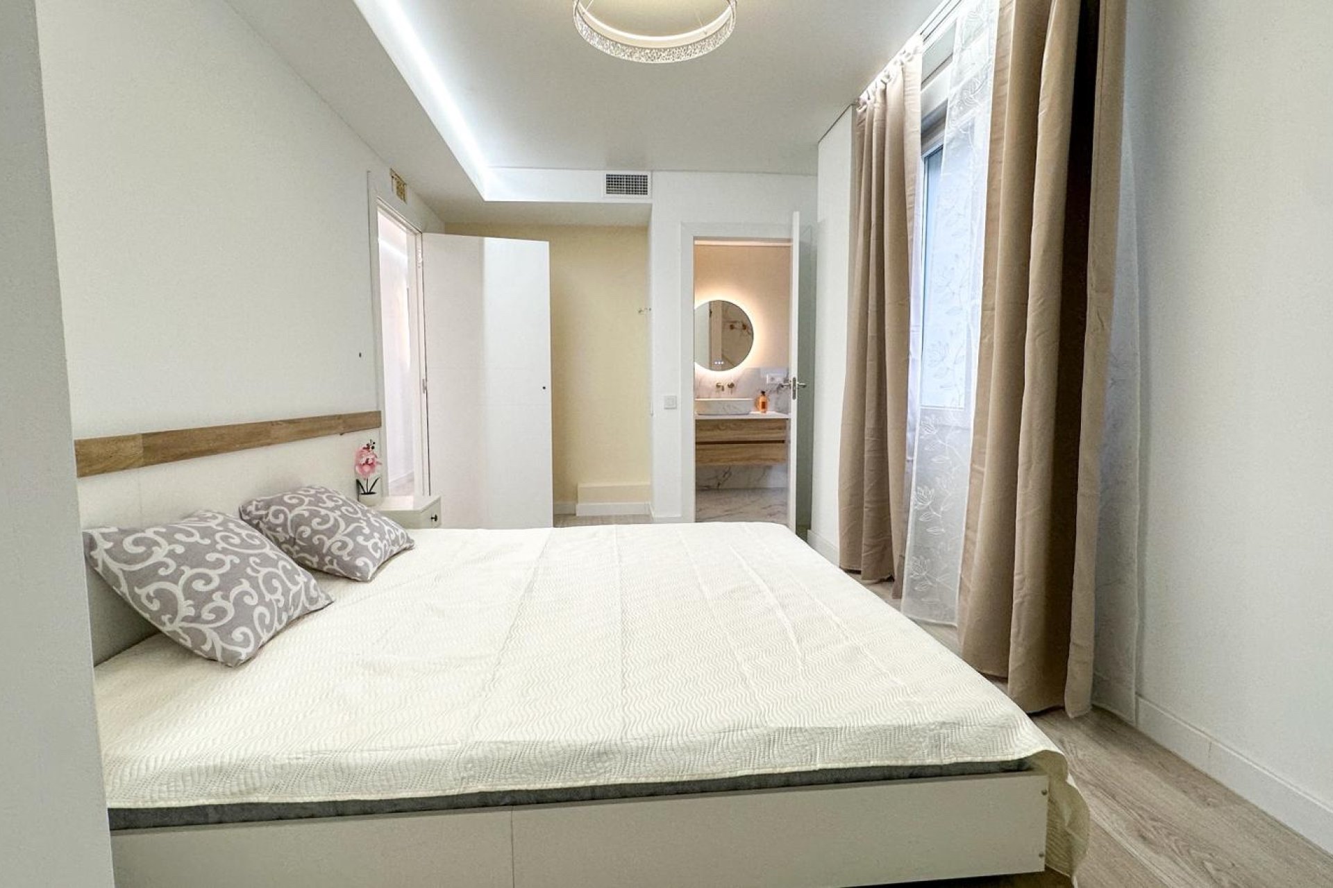 Resale - apartment -
Torrevieja - Playa Los Naufragos
