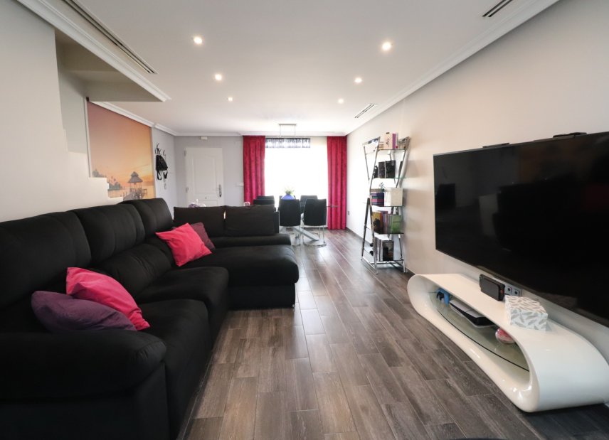 Resale - Townhouse -
Redovan - Redovan - Town