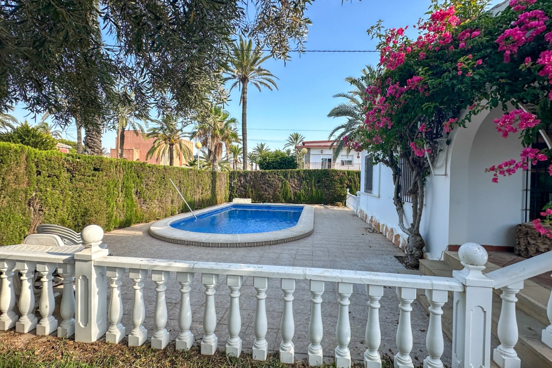 Resale - Villa -
Cabo Roig
