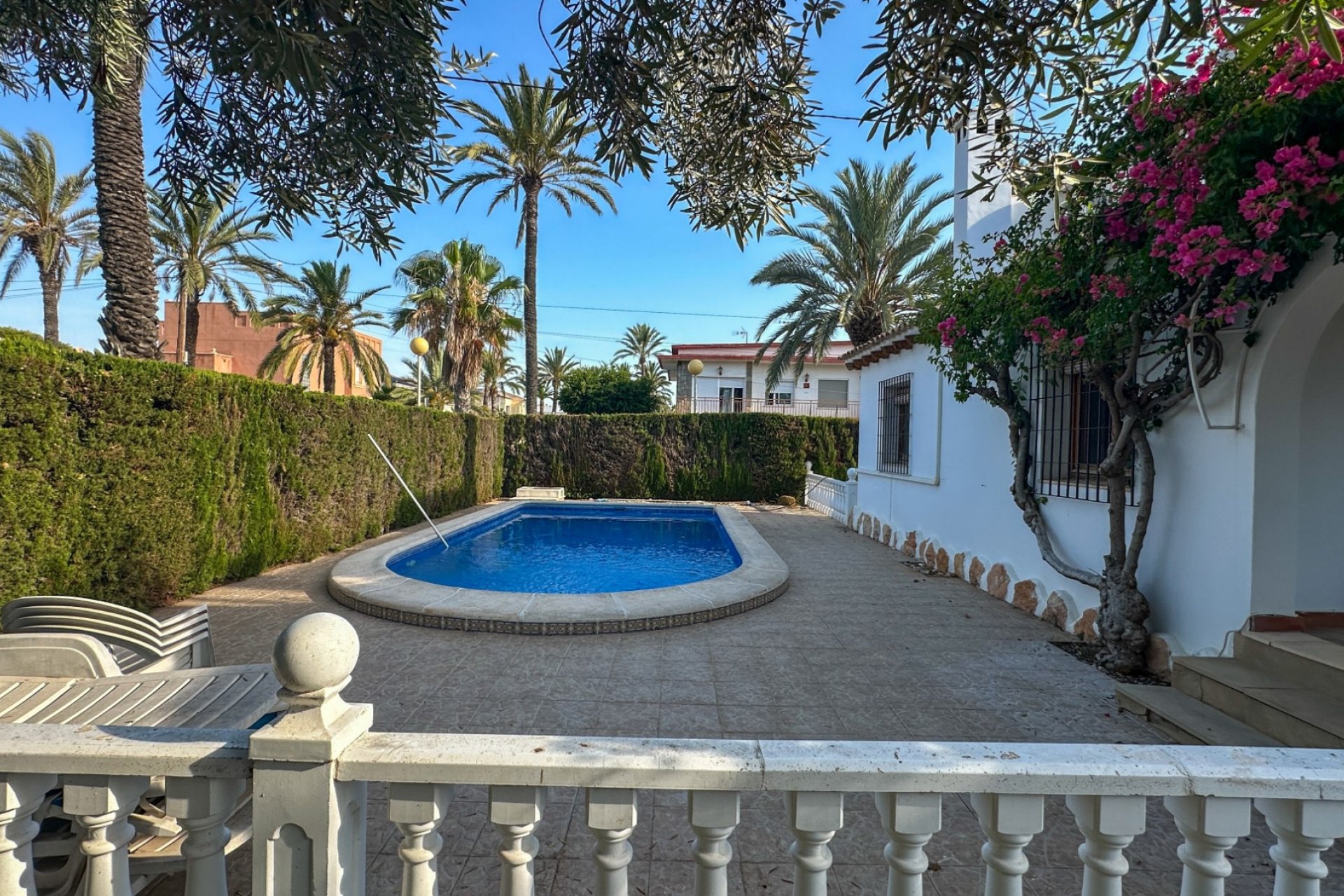 Resale - Villa -
Cabo Roig