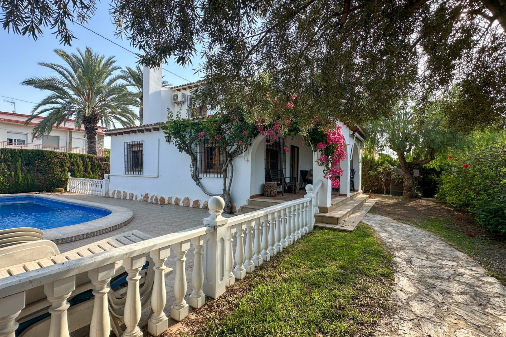 Resale - Villa -
Cabo Roig