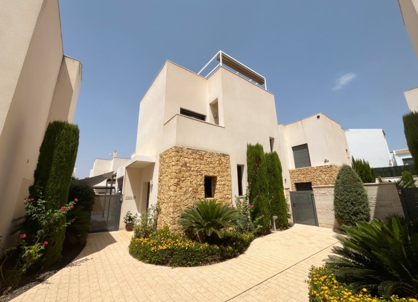 Resale - Villa -
Ciudad Quesada - Pueblo Bravo