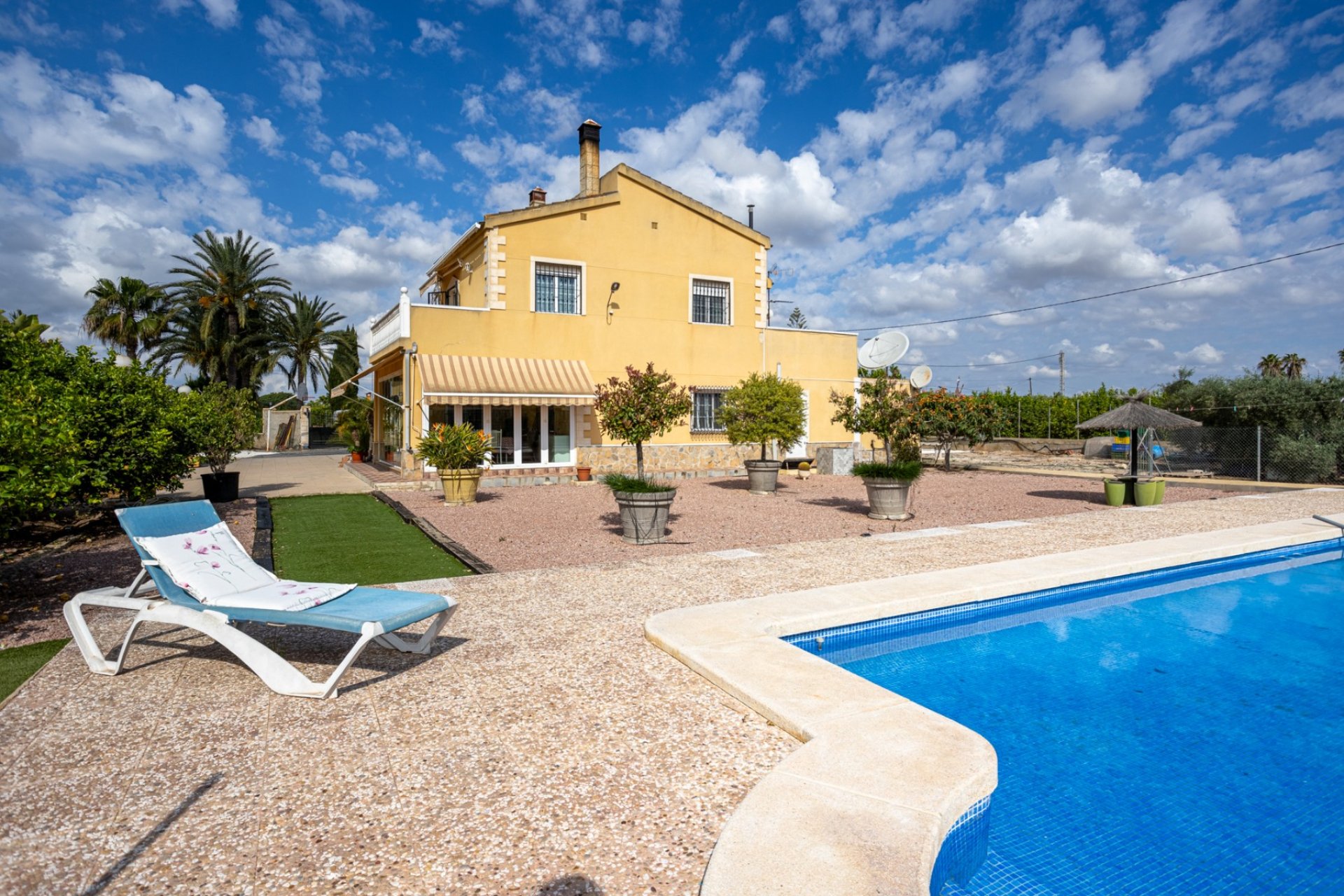 Resale - Villa -
Elche - La Hoya