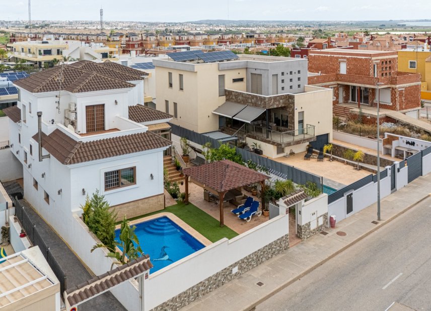 Resale - Villa -
Los Montesinos - La Herrada