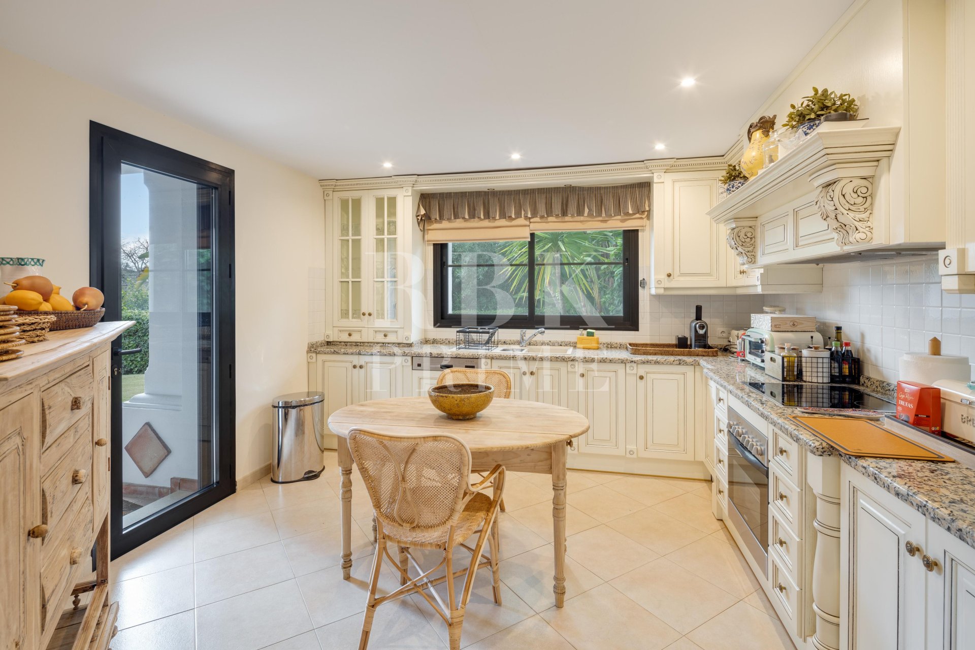 Resale - Villa -
Malaga - Benahavís