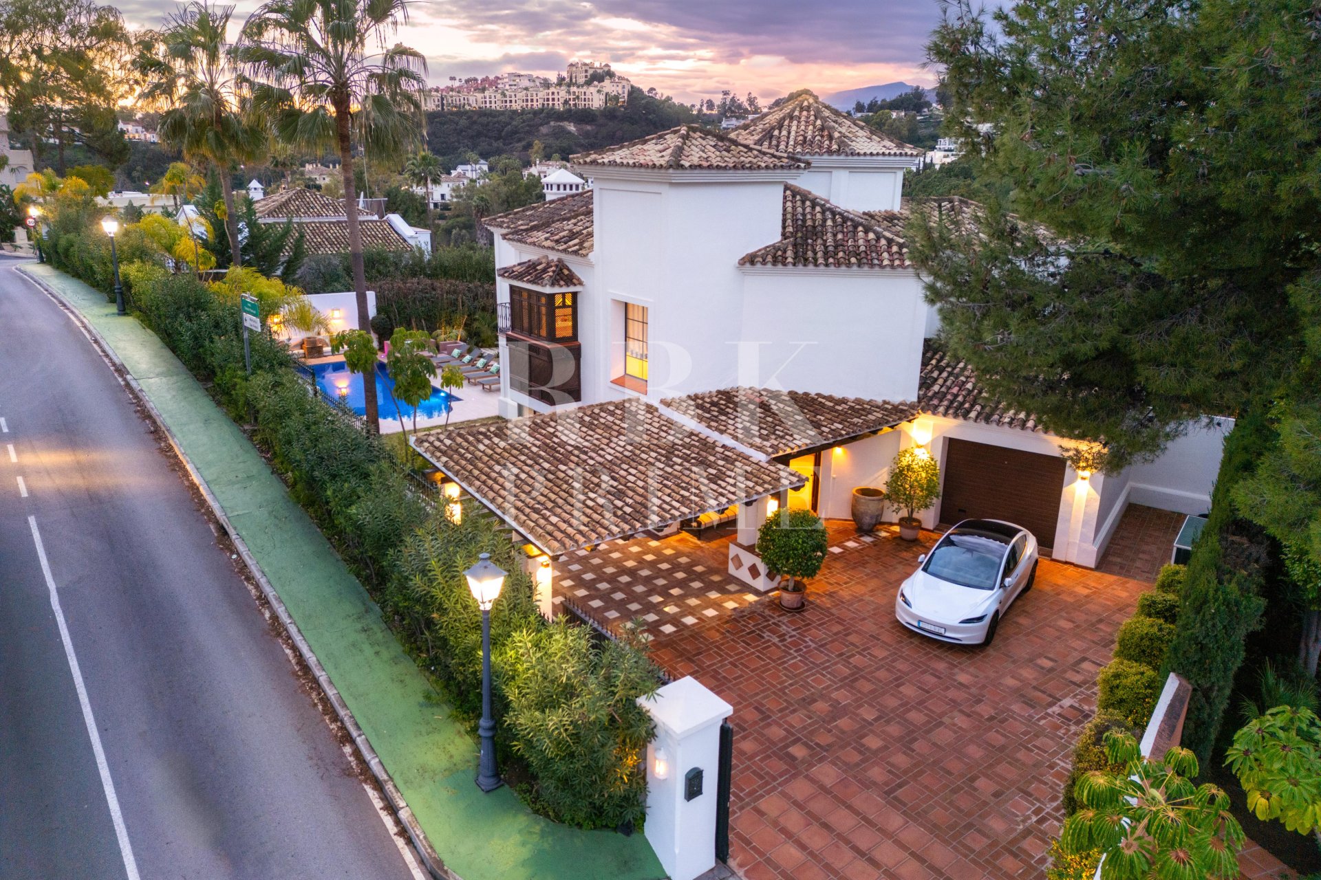 Resale - Villa -
Malaga - Benahavís