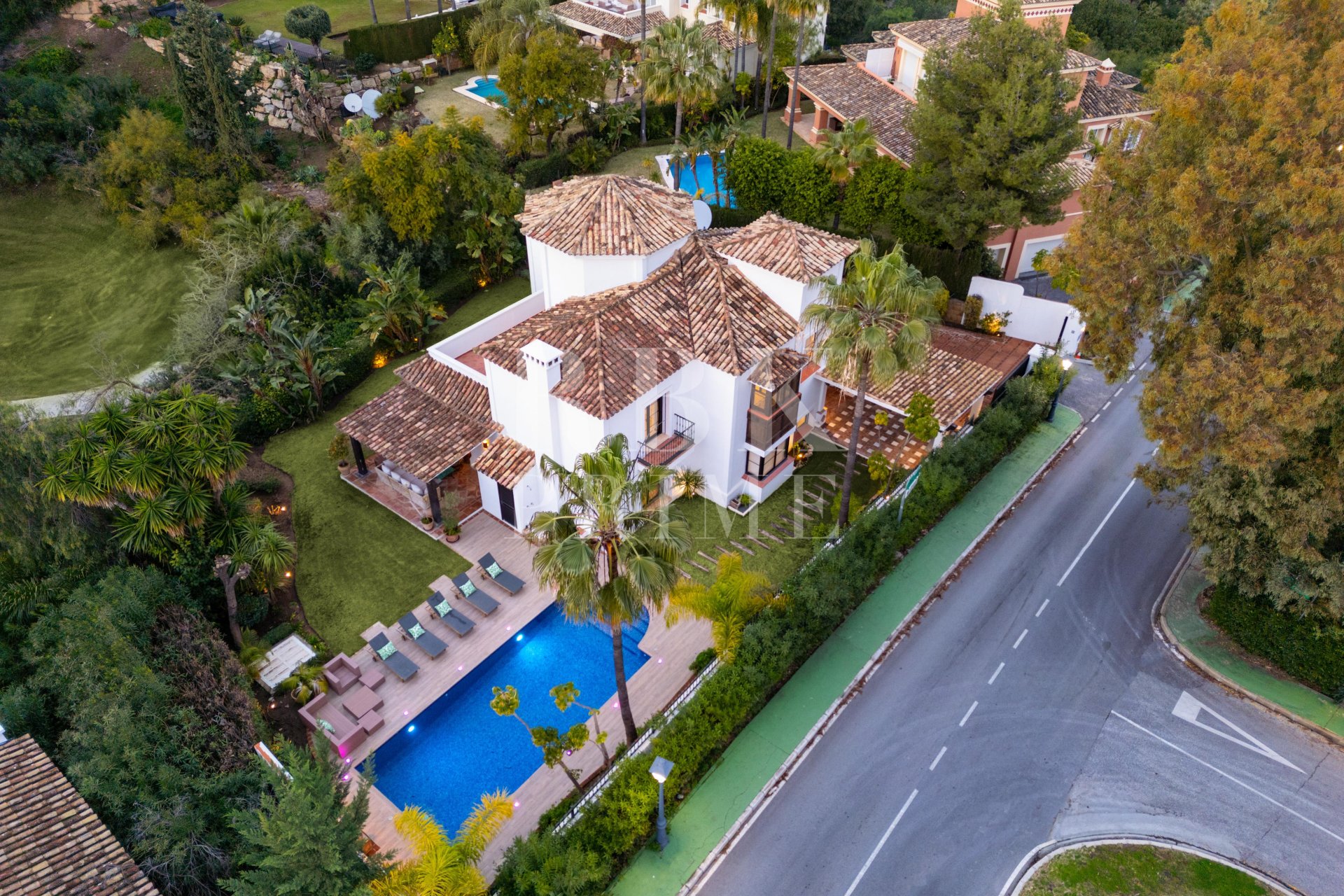 Resale - Villa -
Malaga - Benahavís