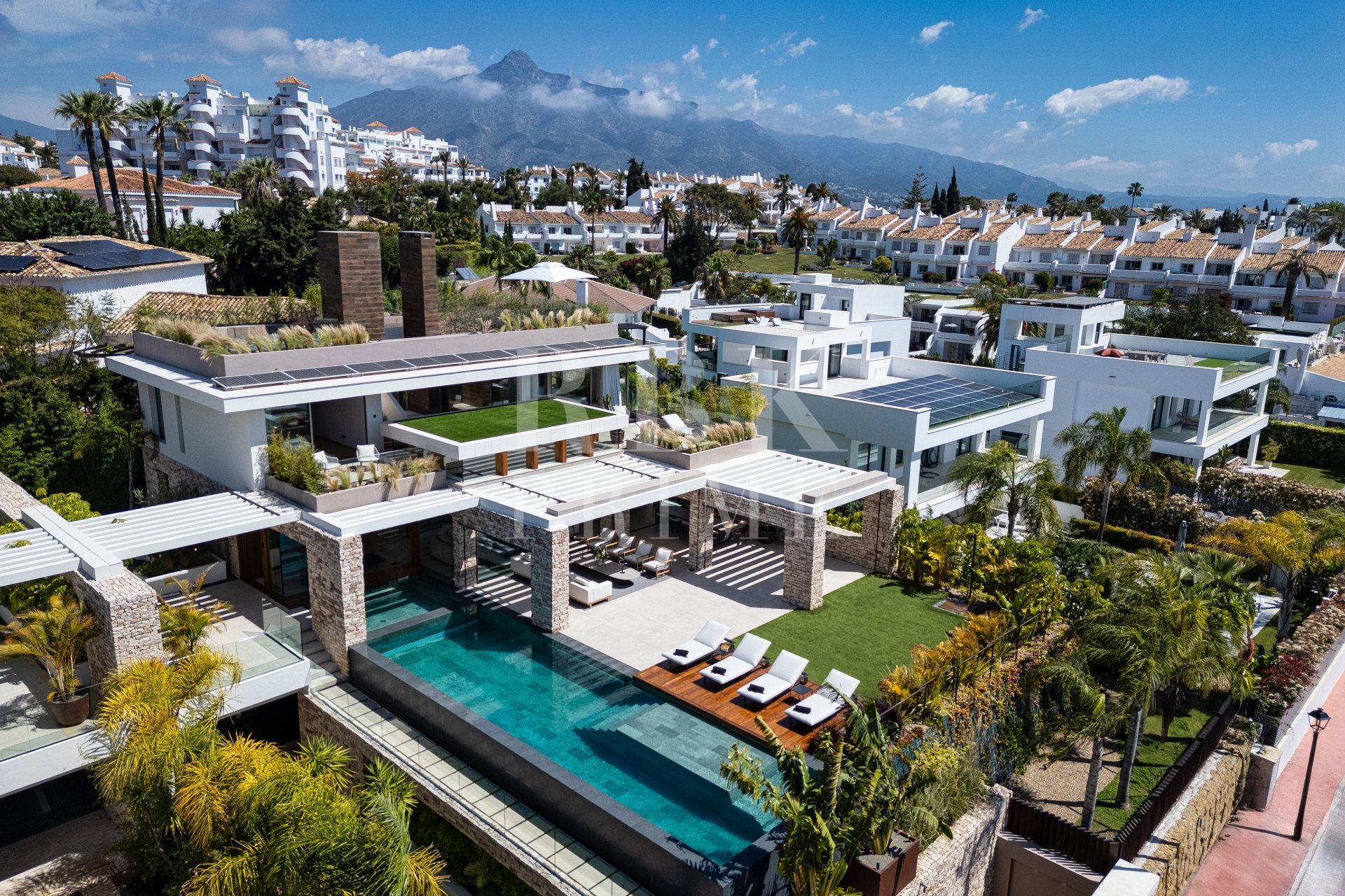 Resale - Villa -
Malaga - Nueva Andalucía