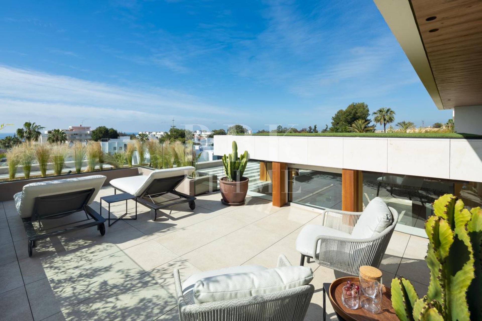 Resale - Villa -
Malaga - Nueva Andalucía