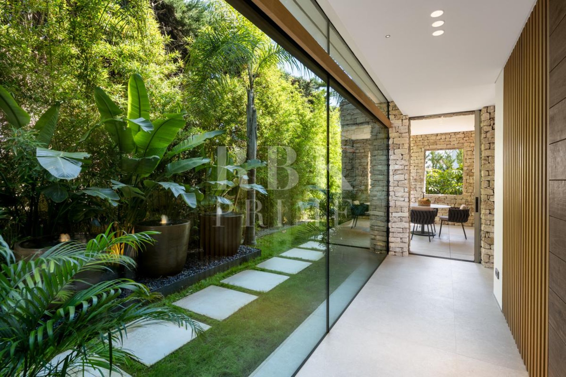 Resale - Villa -
Malaga - Nueva Andalucía