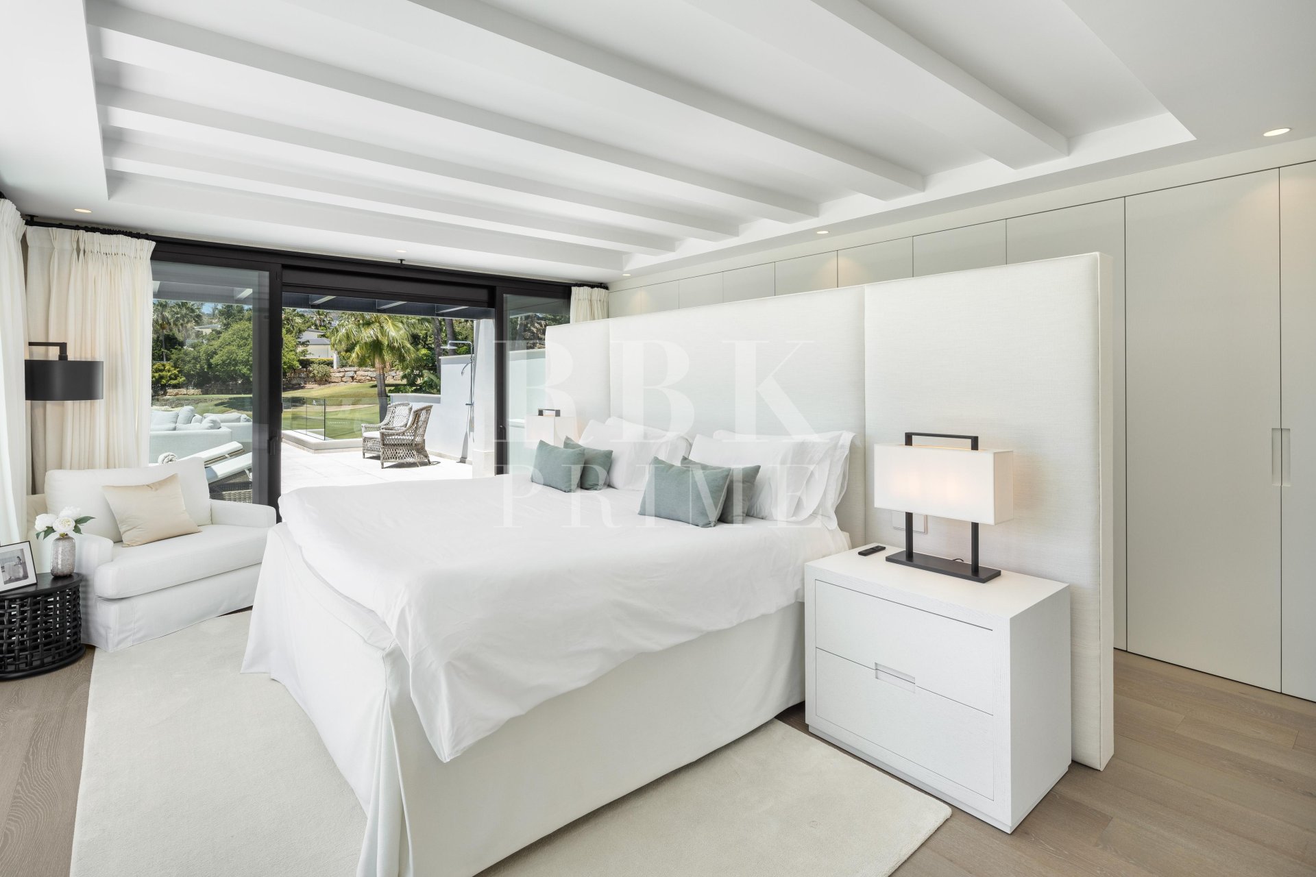 Resale - Villa -
Malaga - Nueva Andalucía