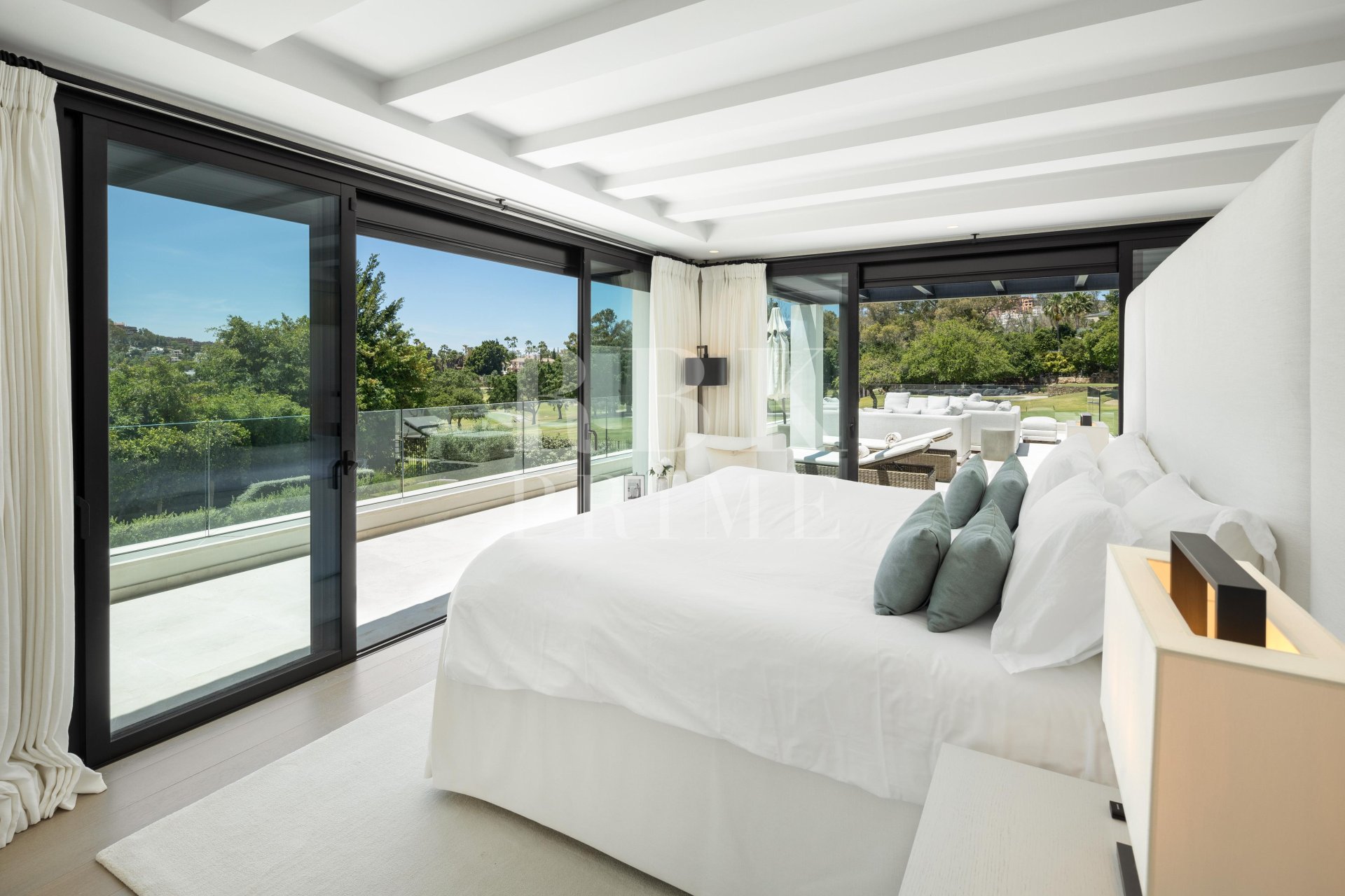 Resale - Villa -
Malaga - Nueva Andalucía