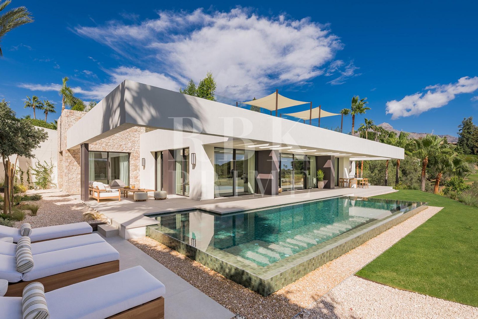 Resale - Villa -
Malaga - Nueva Andalucía