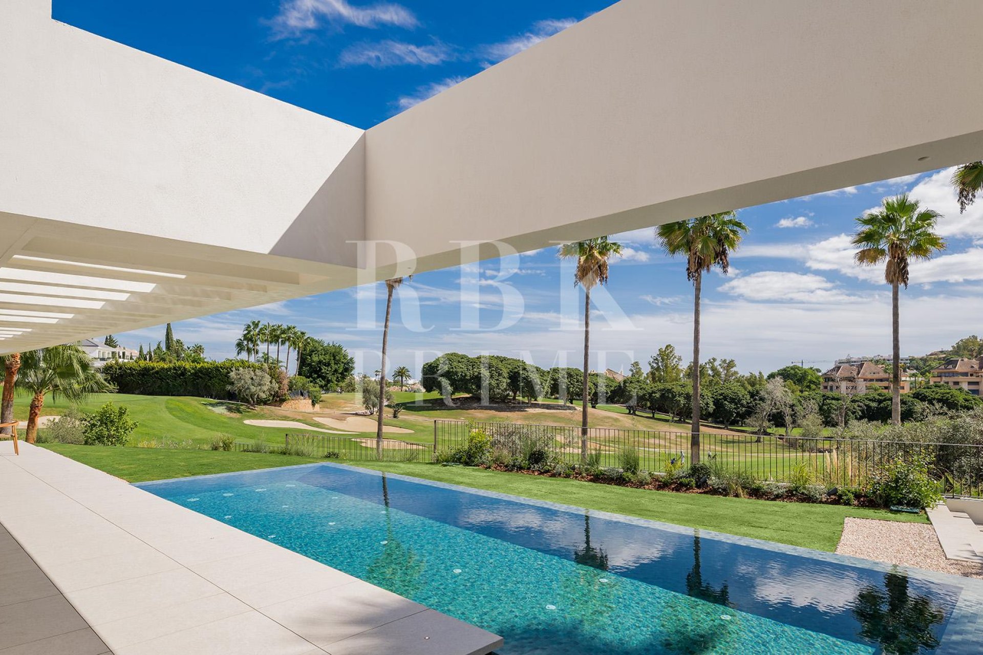 Resale - Villa -
Malaga - Nueva Andalucía