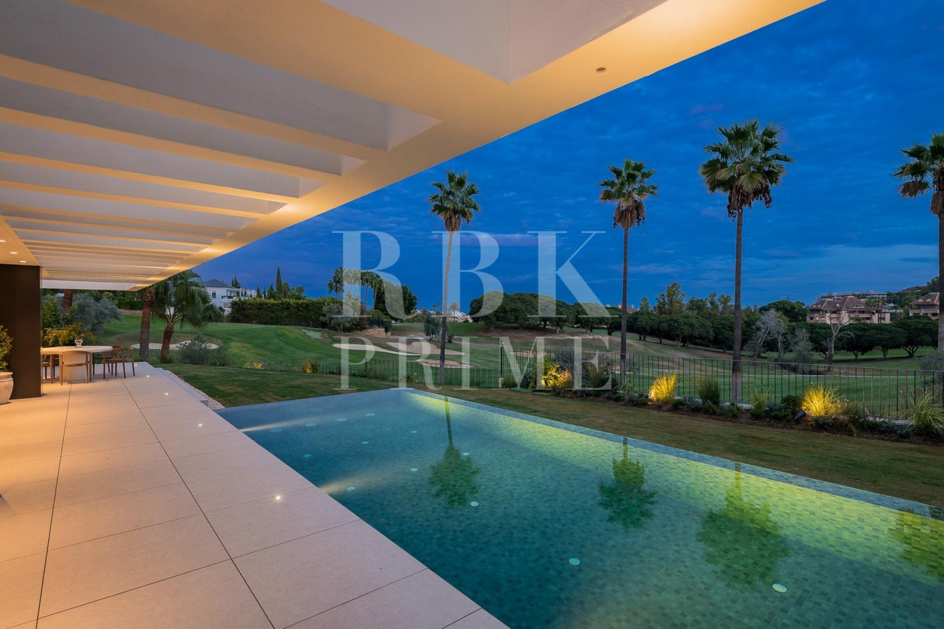 Resale - Villa -
Malaga - Nueva Andalucía
