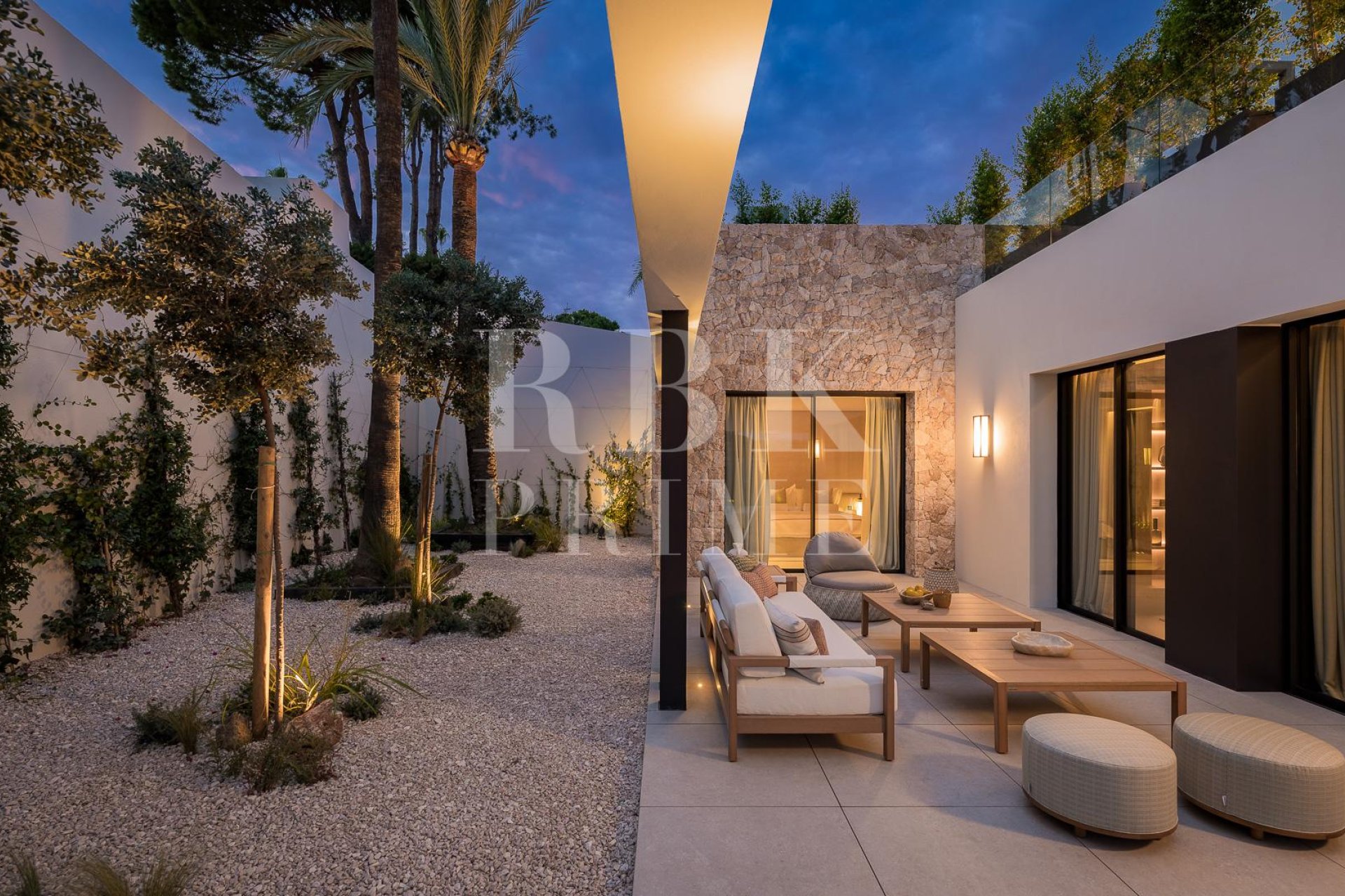 Resale - Villa -
Malaga - Nueva Andalucía