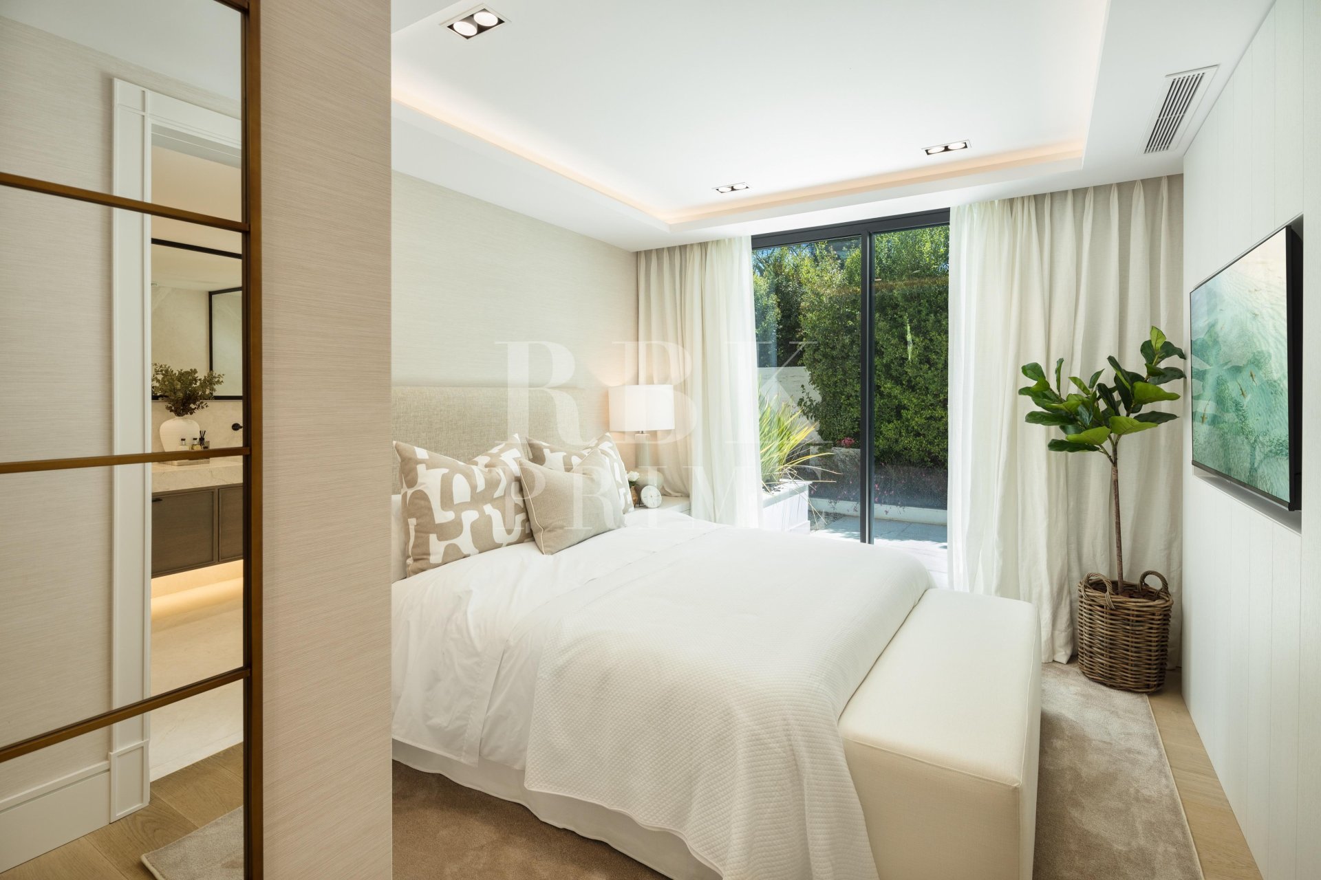 Resale - Villa -
Malaga - Nueva Andalucía