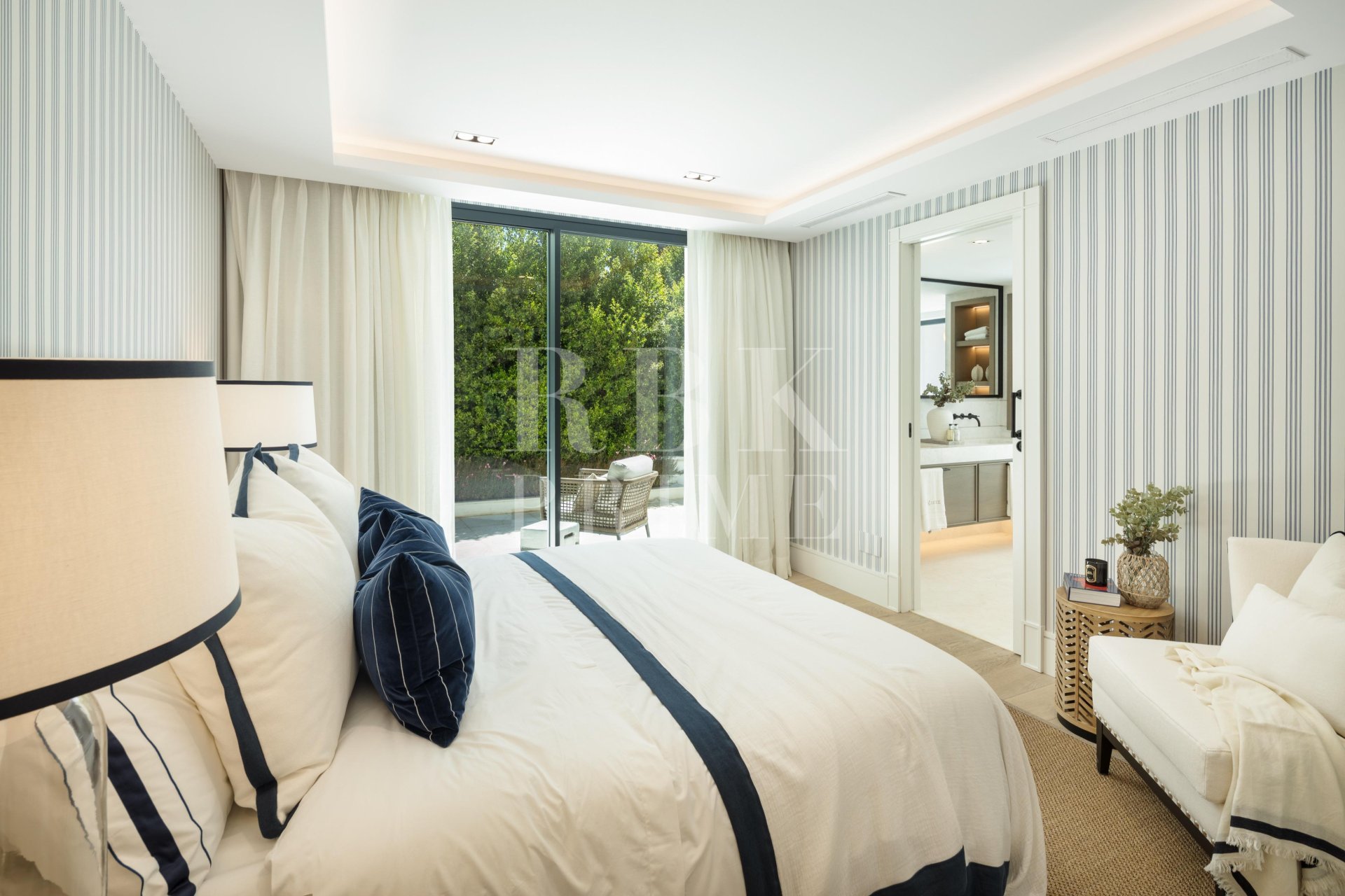 Resale - Villa -
Malaga - Nueva Andalucía