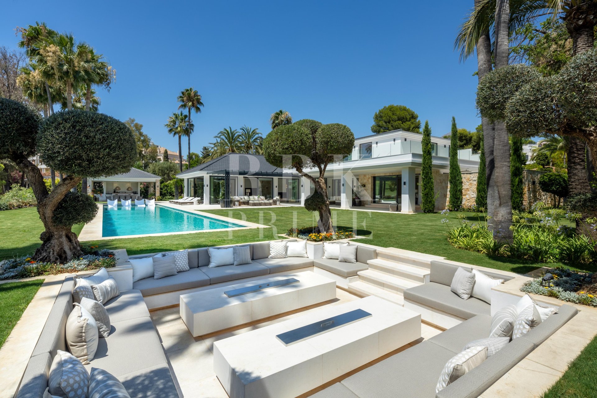 Resale - Villa -
Malaga - Nueva Andalucía