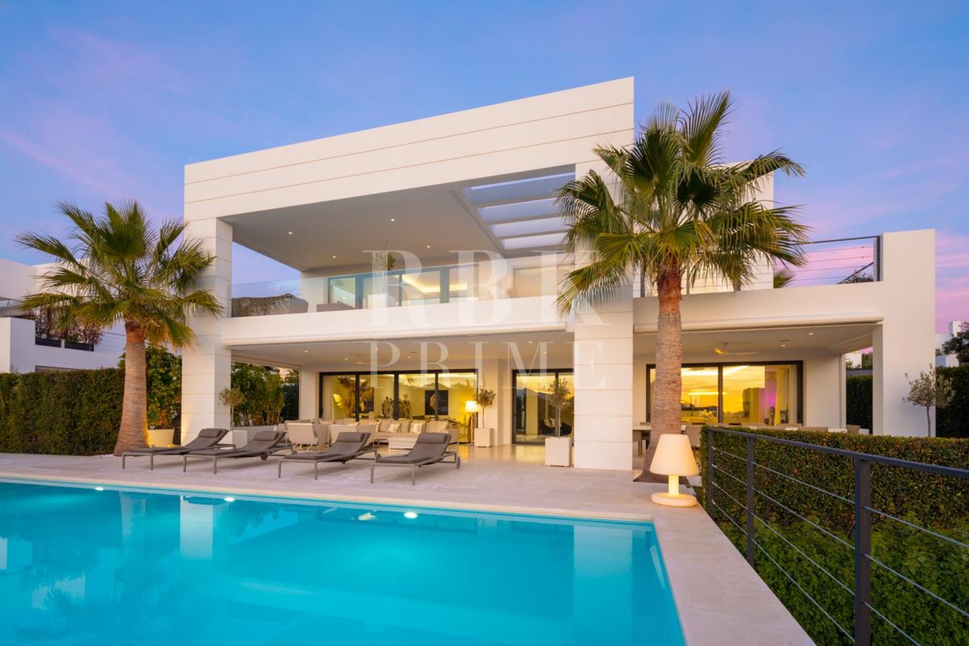 Resale - Villa -
Malaga - Nueva Andalucía