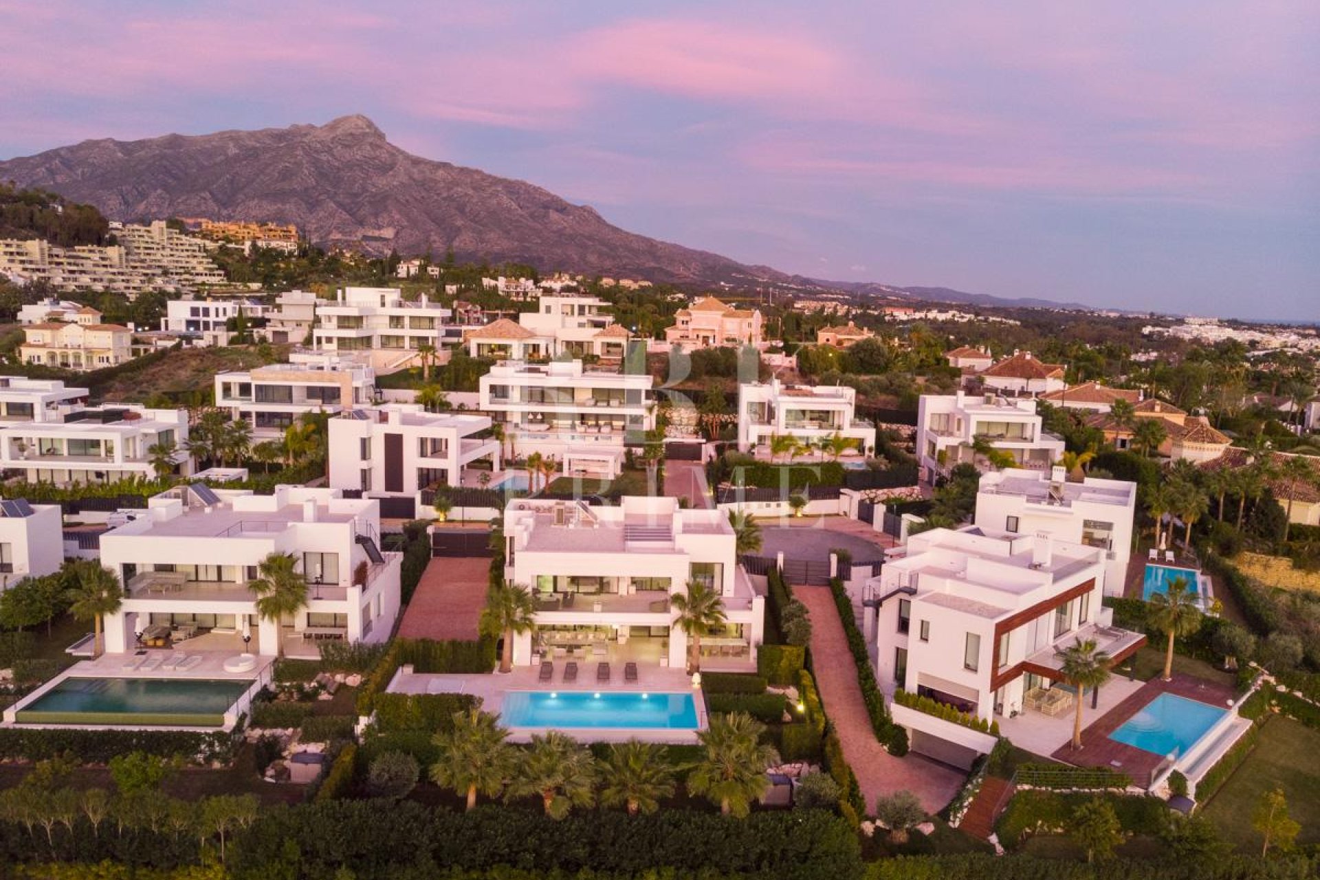 Resale - Villa -
Malaga - Nueva Andalucía