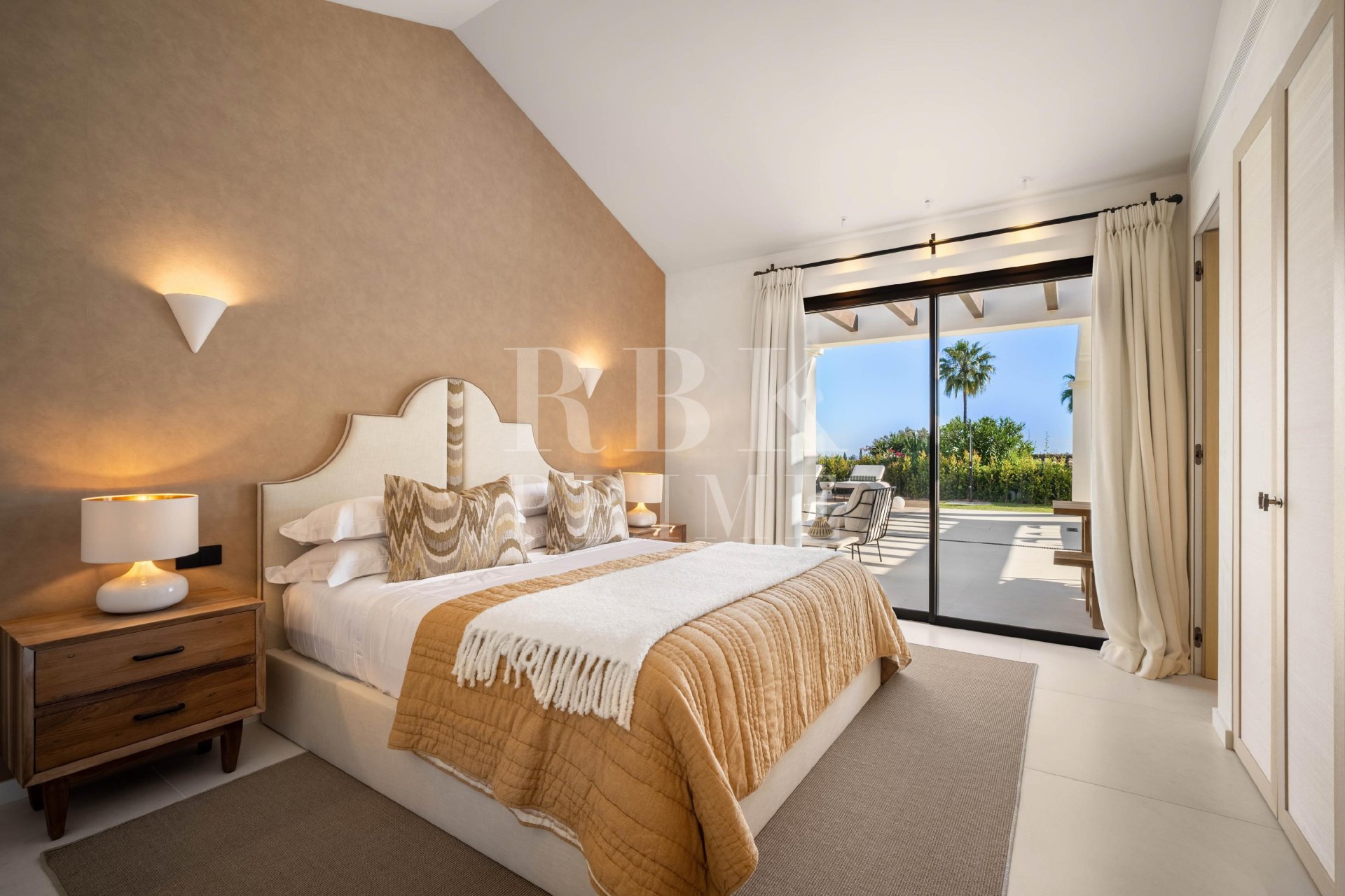 Resale - Villa -
Malaga - Nueva Andalucía
