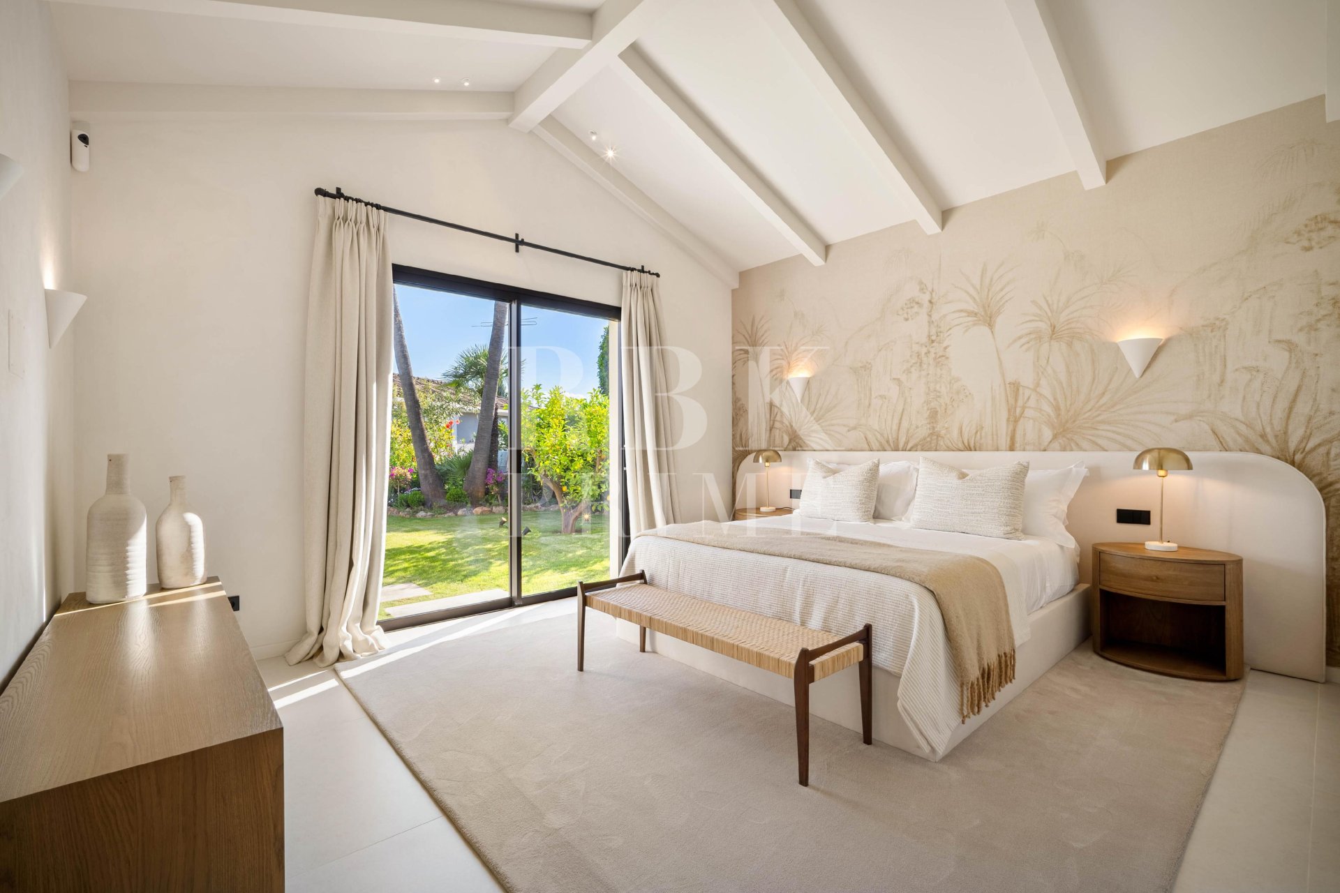 Resale - Villa -
Malaga - Nueva Andalucía