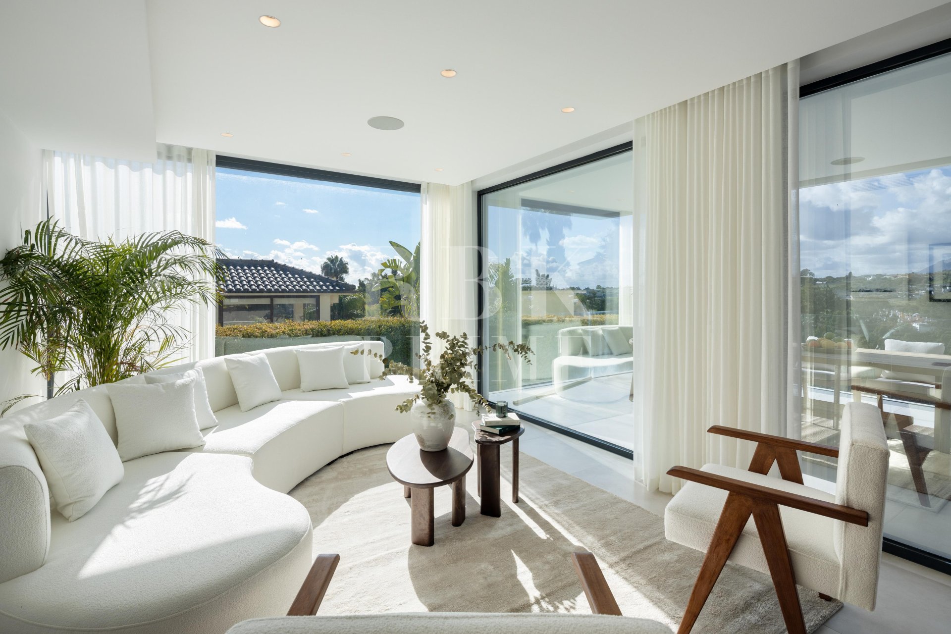 Resale - Villa -
Malaga - Nueva Andalucía