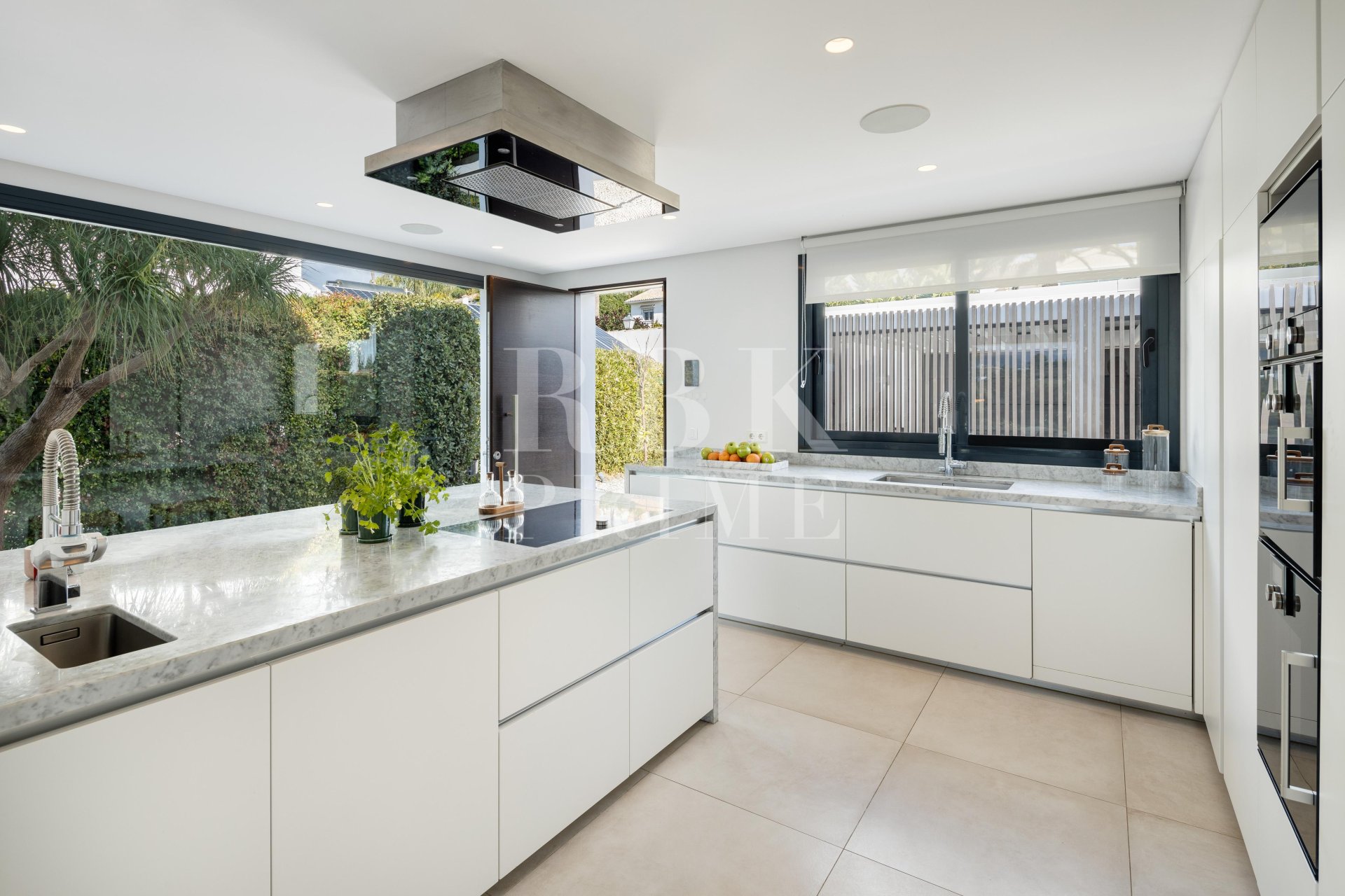 Resale - Villa -
Malaga - Nueva Andalucía