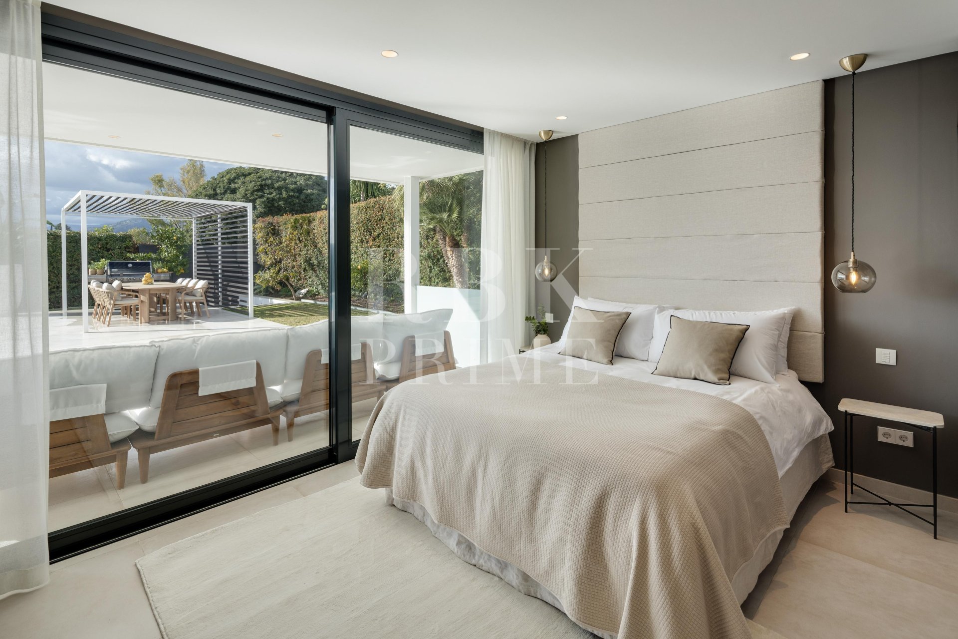 Resale - Villa -
Malaga - Nueva Andalucía