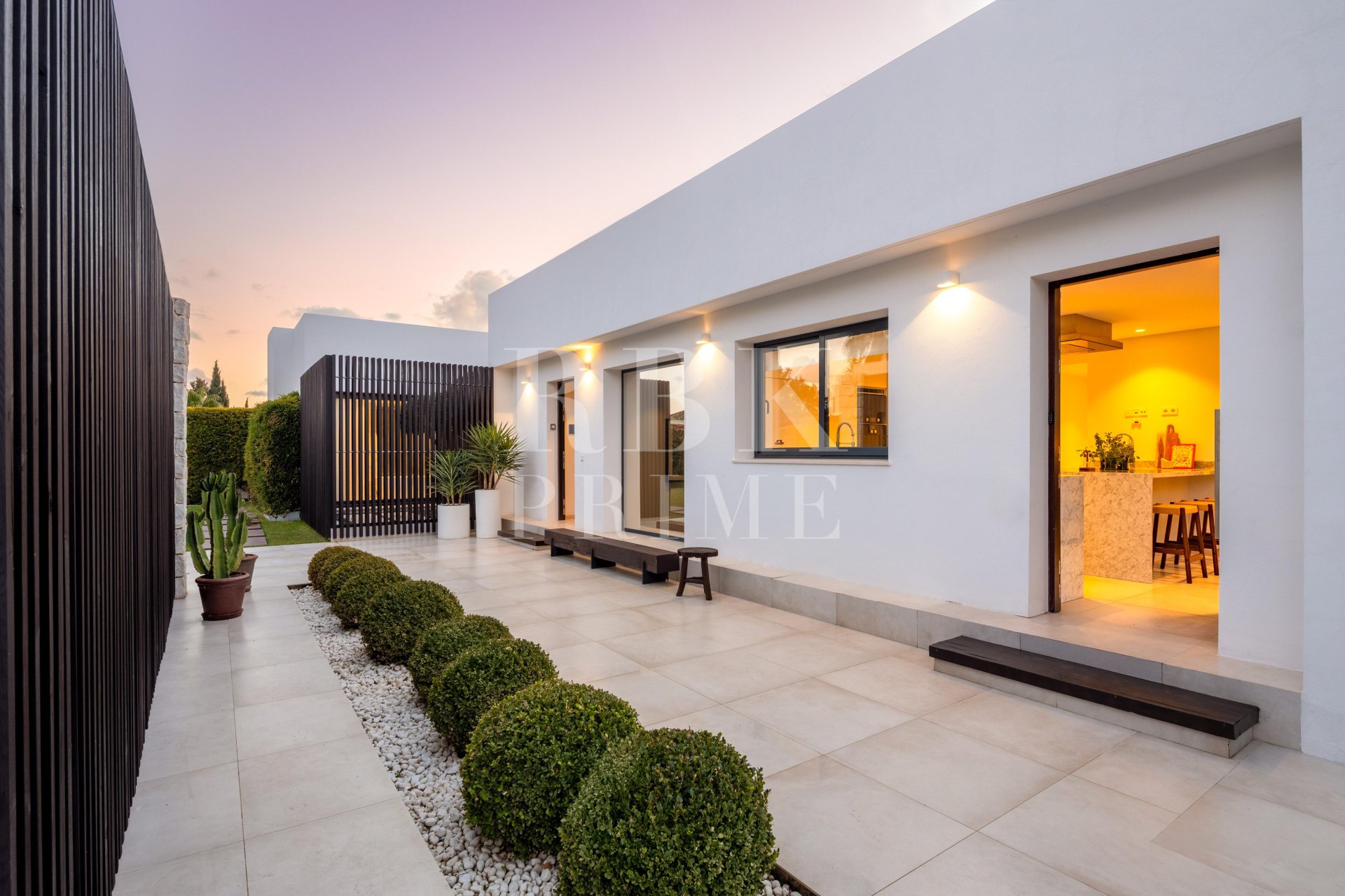 Resale - Villa -
Malaga - Nueva Andalucía