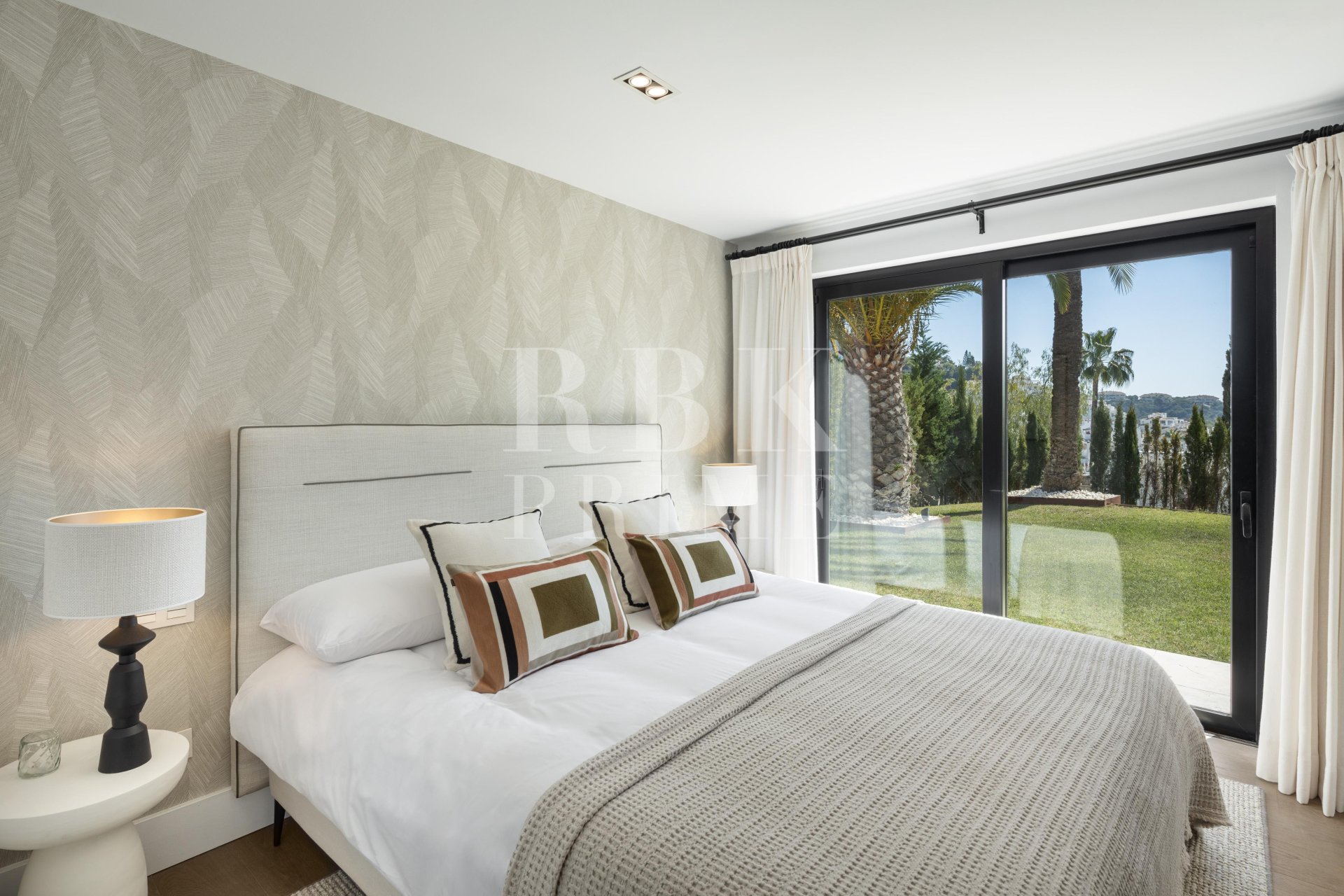 Resale - Villa -
Malaga - Nueva Andalucía