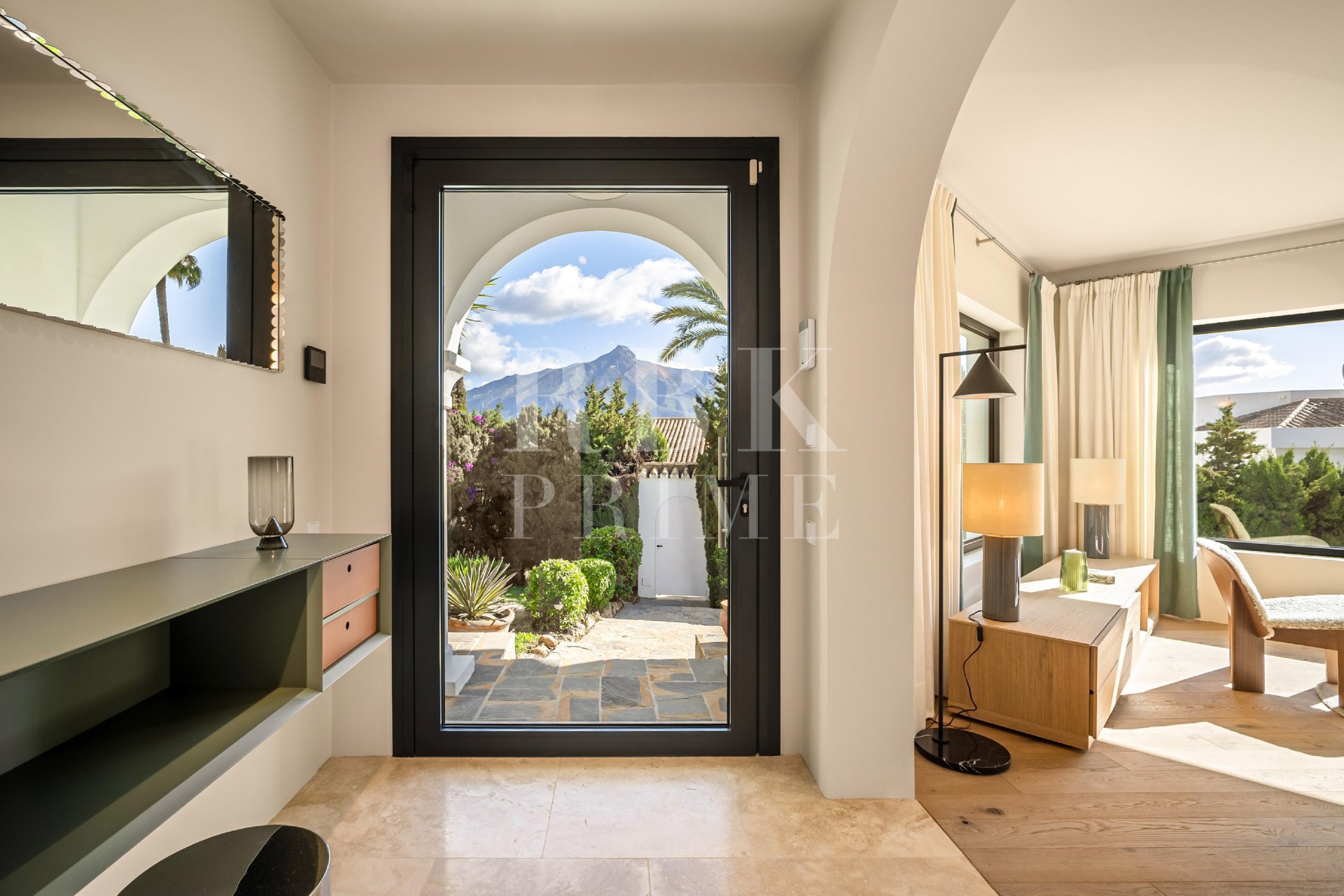 Resale - Villa -
Malaga - Nueva Andalucía