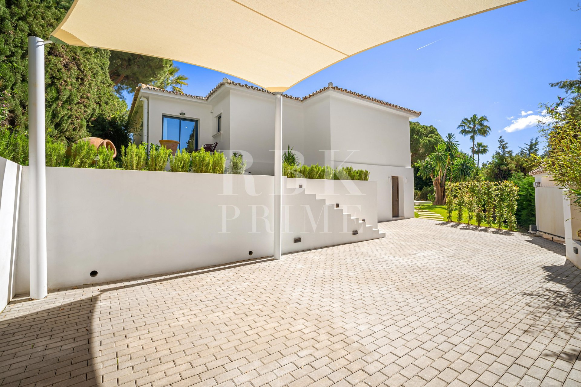 Resale - Villa -
Malaga - Nueva Andalucía