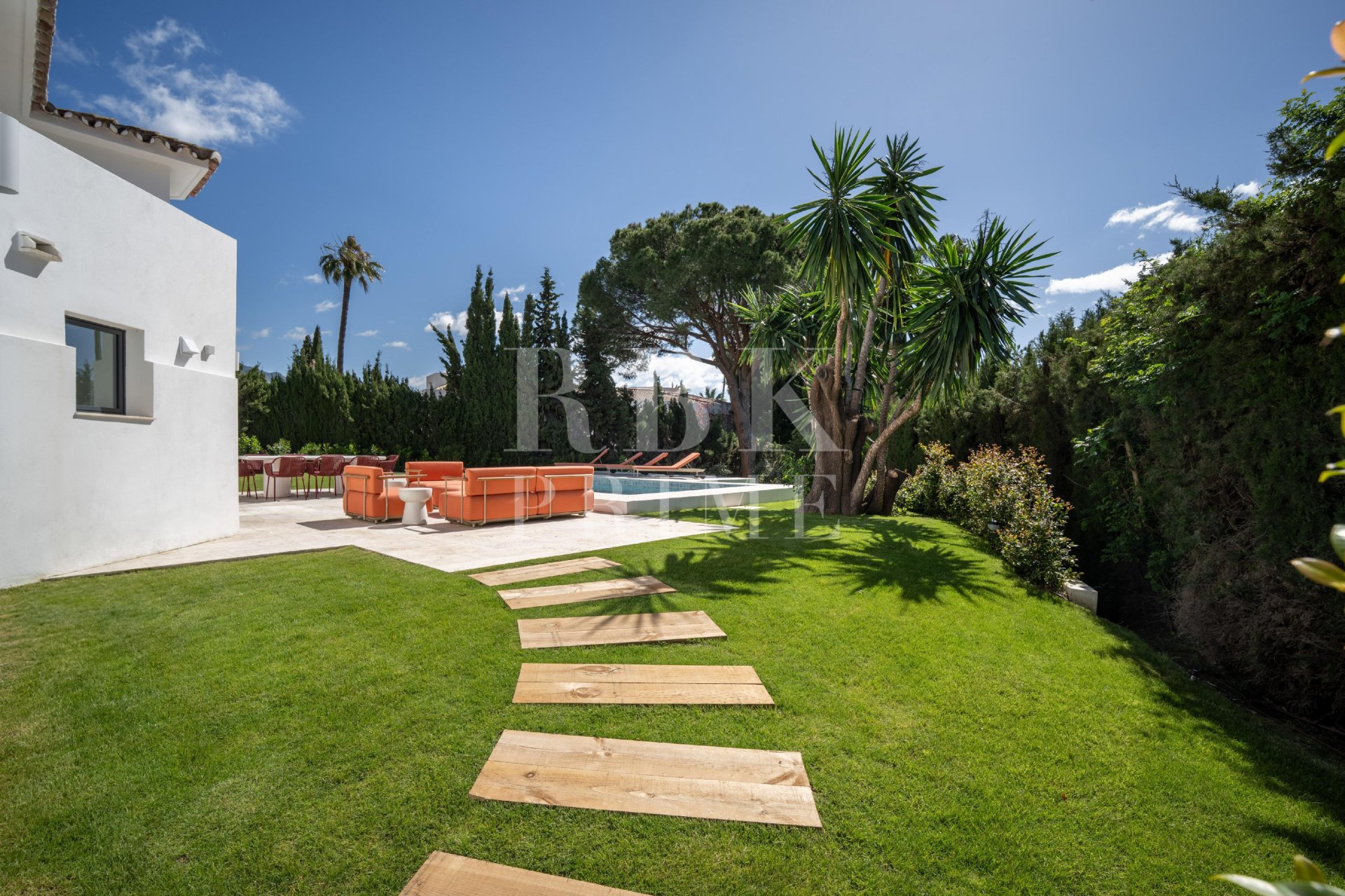 Resale - Villa -
Malaga - Nueva Andalucía