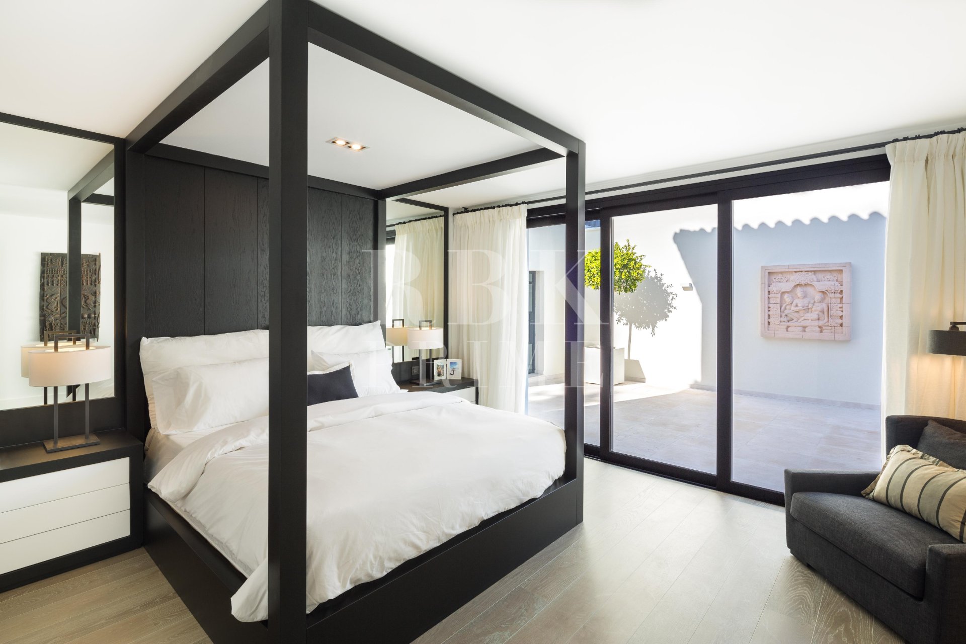 Resale - Villa -
Malaga - Nueva Andalucía