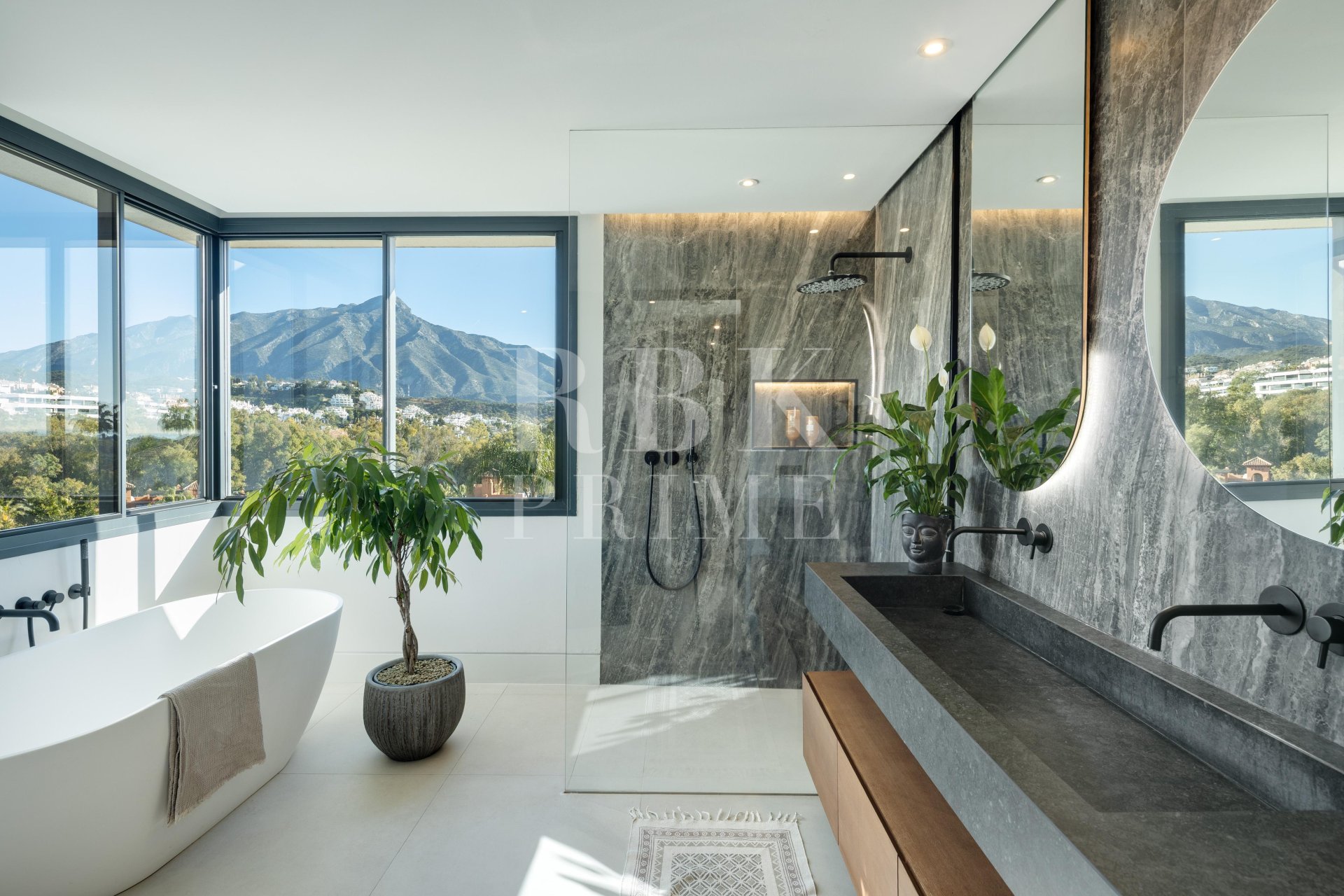 Resale - Villa -
Malaga - Nueva Andalucía