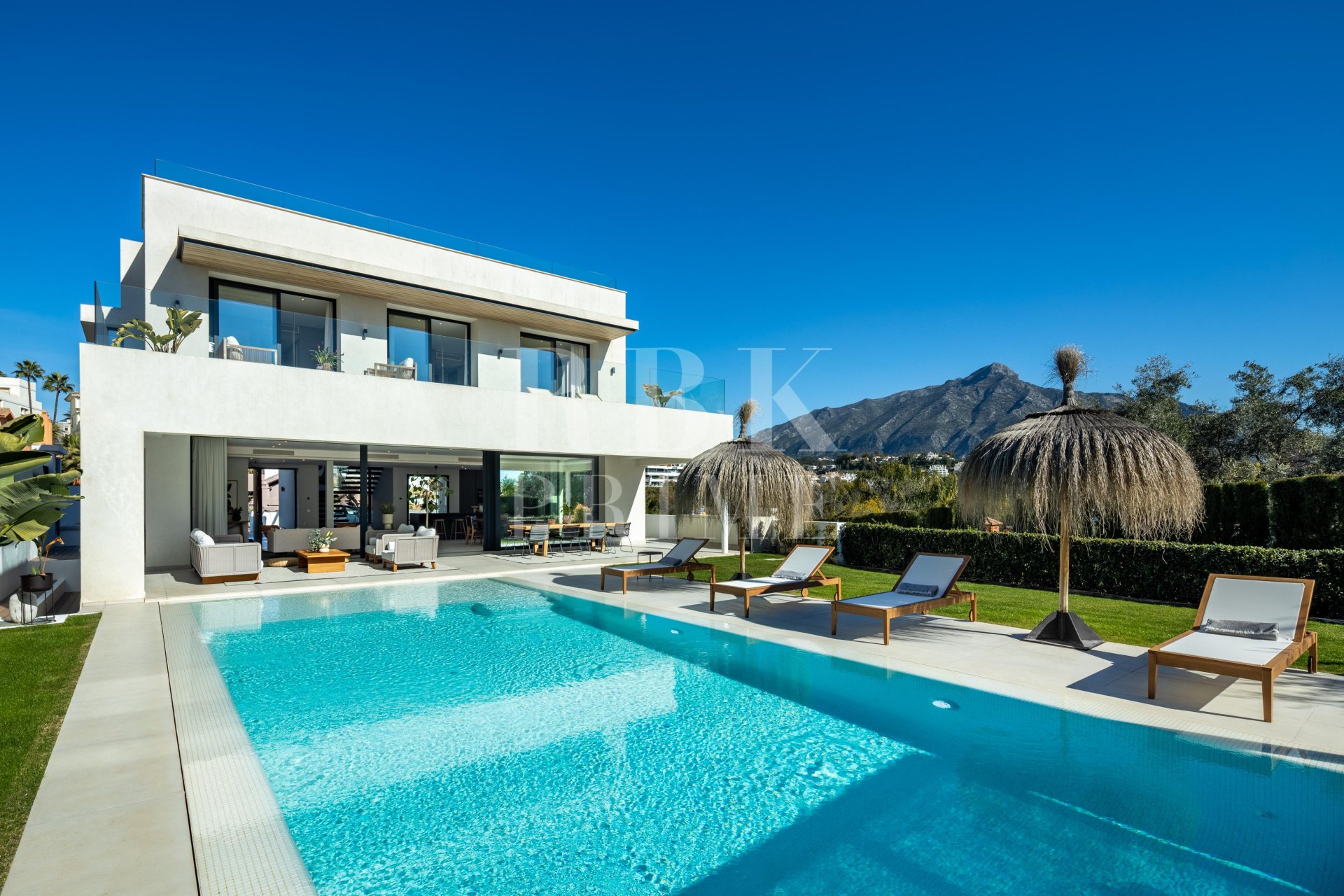 Resale - Villa -
Malaga - Nueva Andalucía