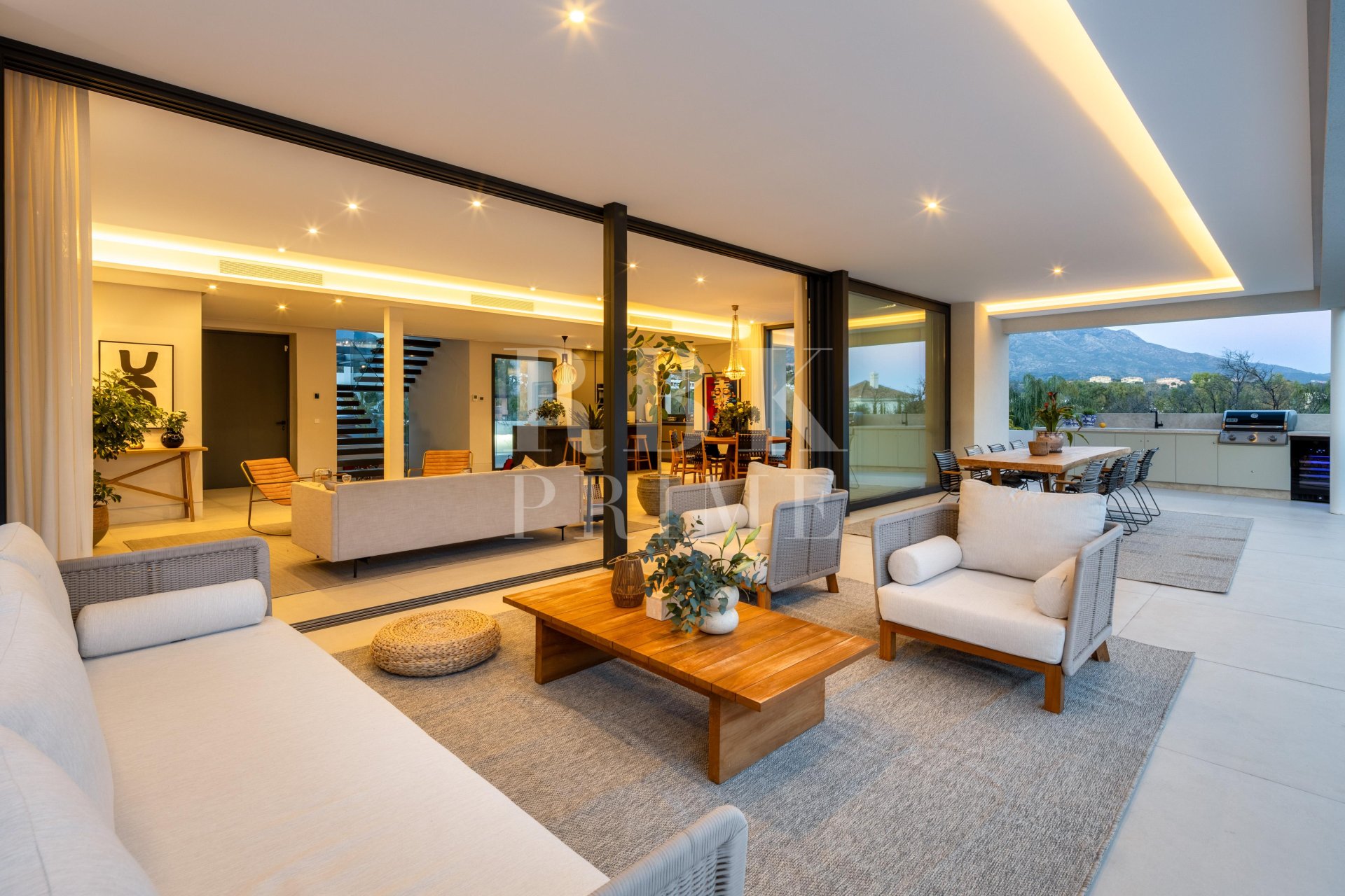 Resale - Villa -
Malaga - Nueva Andalucía