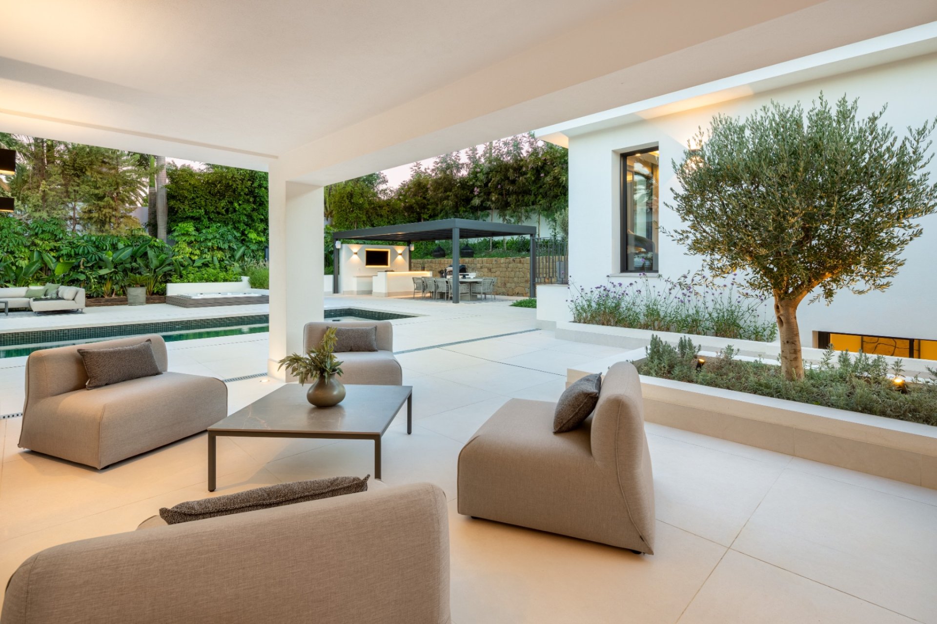 Resale - Villa -
Marbella - Nueva Andalucía