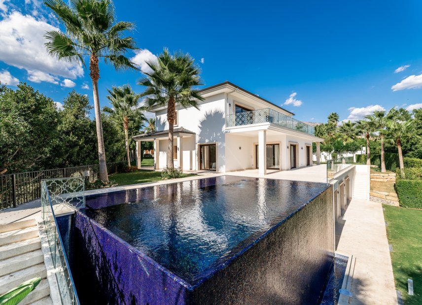 Resale - Villa -
Marbella - Nueva Andalucía