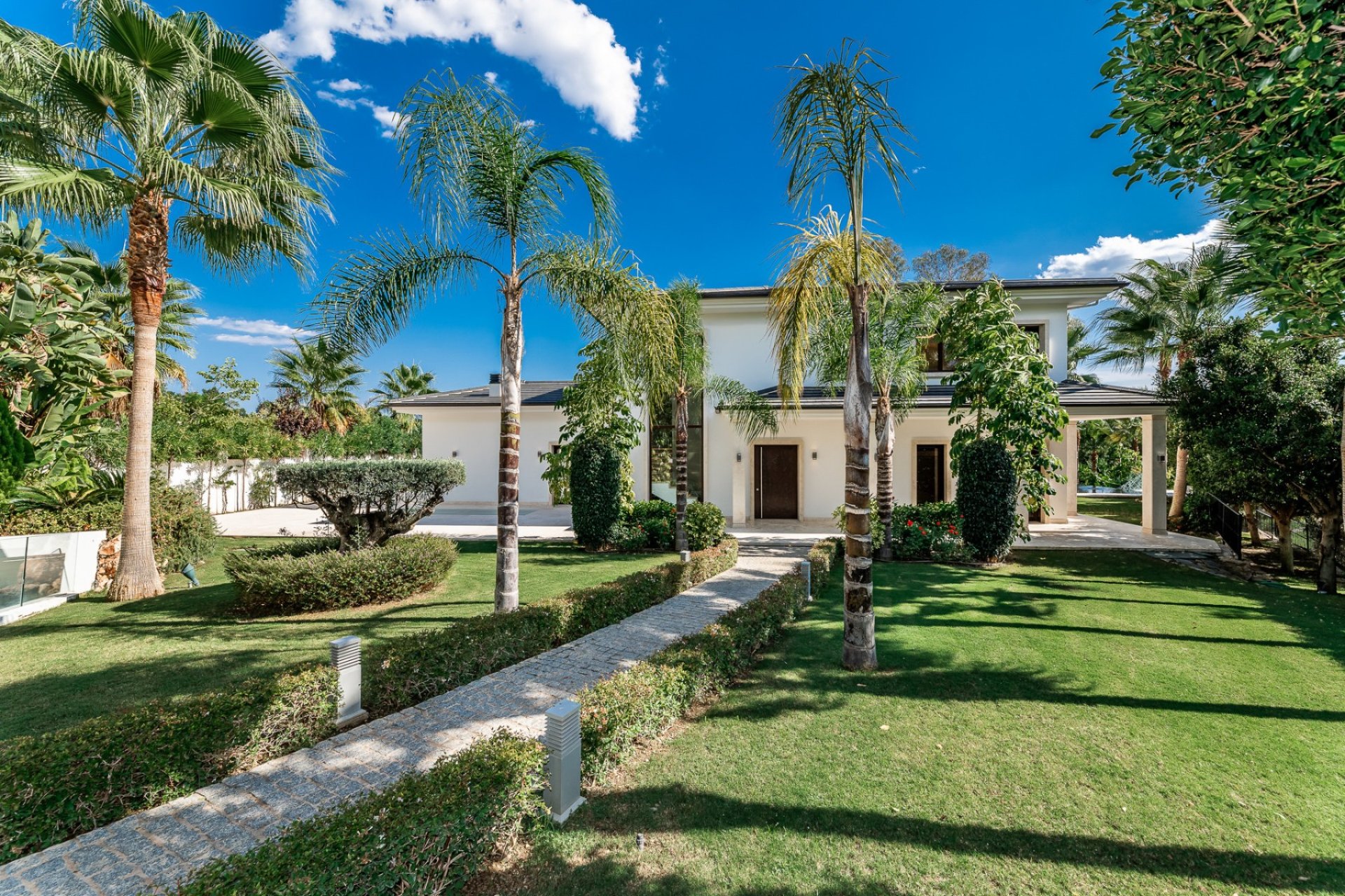 Resale - Villa -
Marbella - Nueva Andalucía