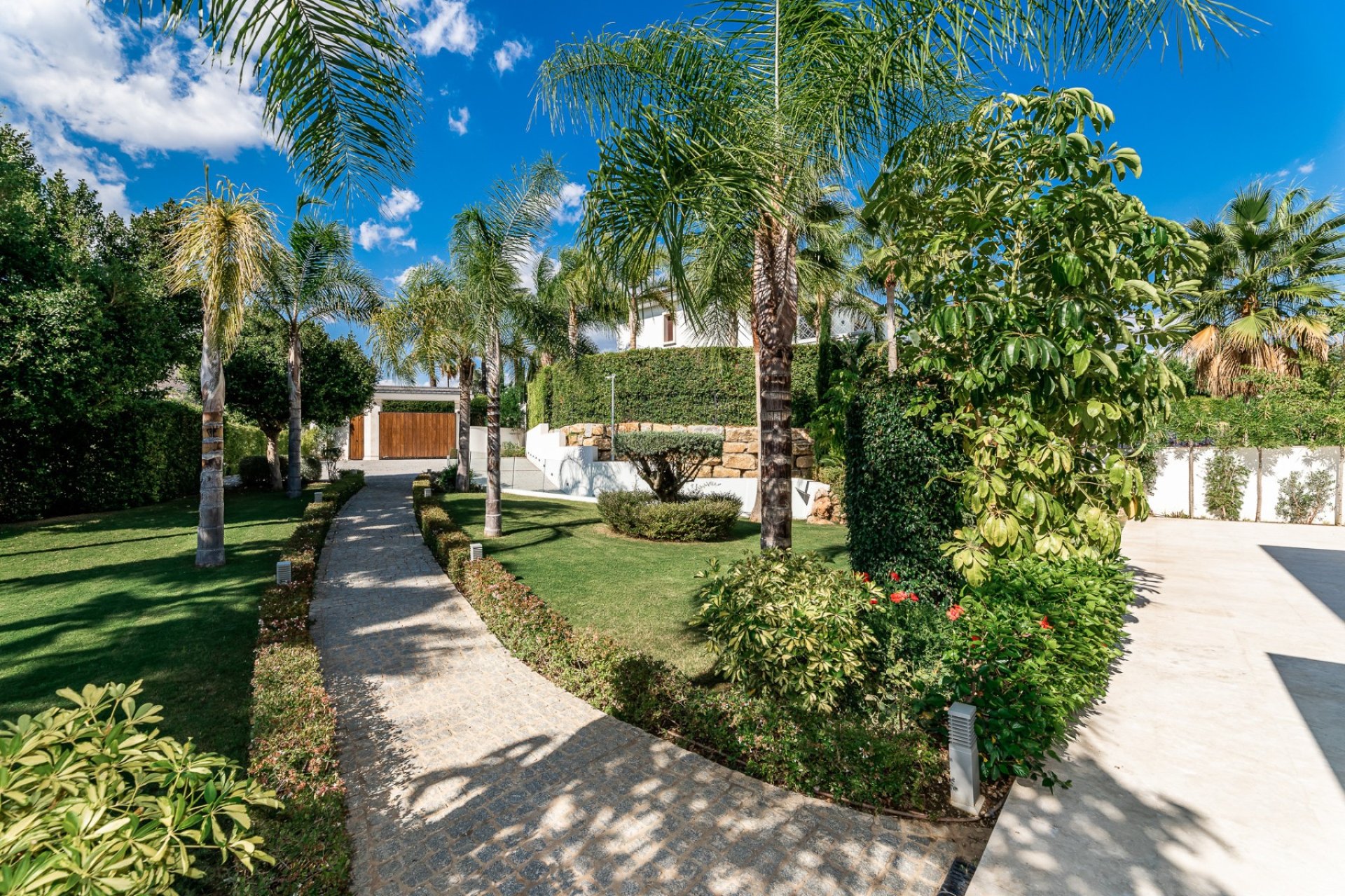 Resale - Villa -
Marbella - Nueva Andalucía