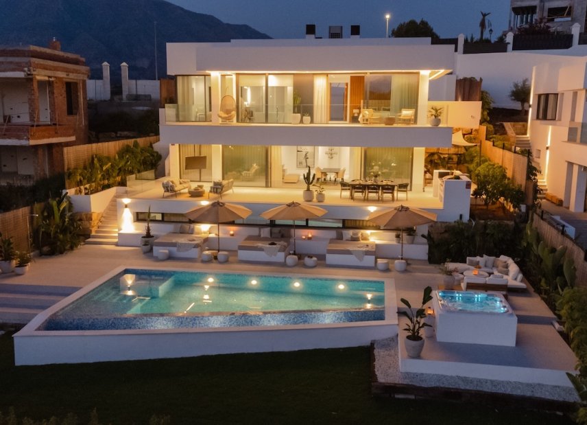 Resale - Villa -
Marbella - Nueva Andalucía