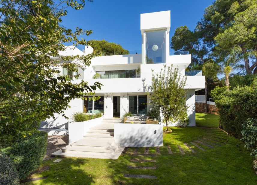 Resale - Villa -
Marbella - Nueva Andalucía